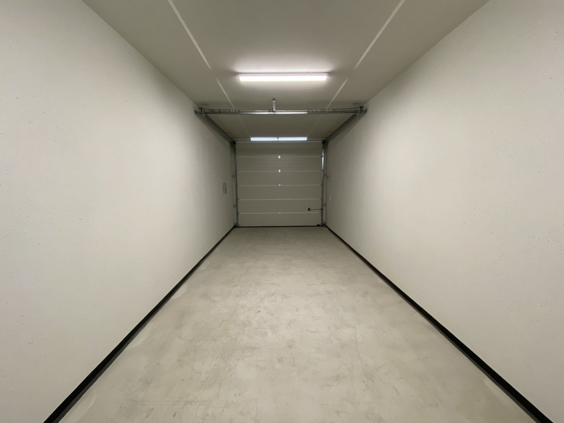 Binnenzijde van een grote garage box - unit in Hoogeveen