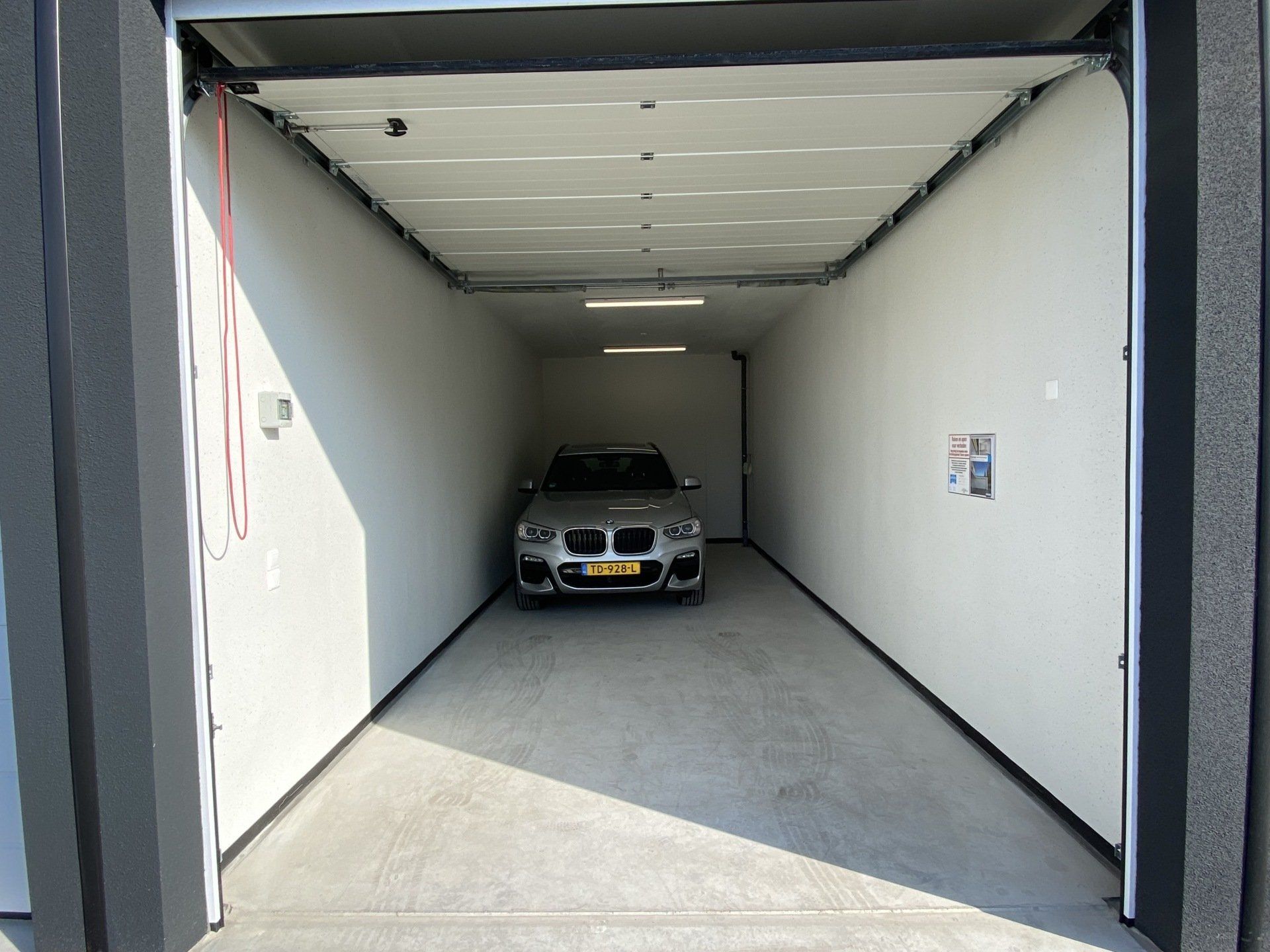 Auto gestald in een grote unit bij garagebox hoogeveen