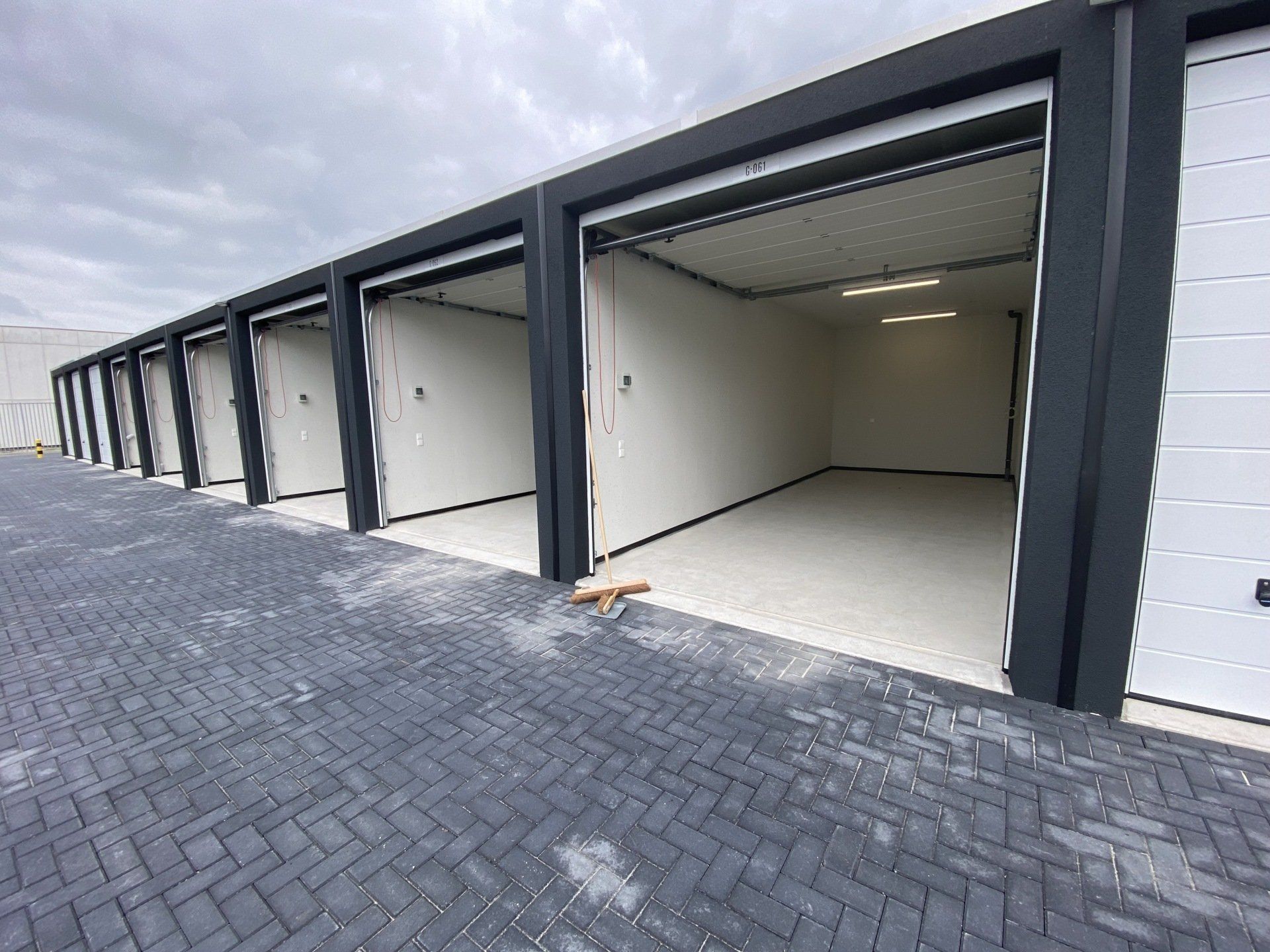 Ruime grote units bij garagebox hoogeveen