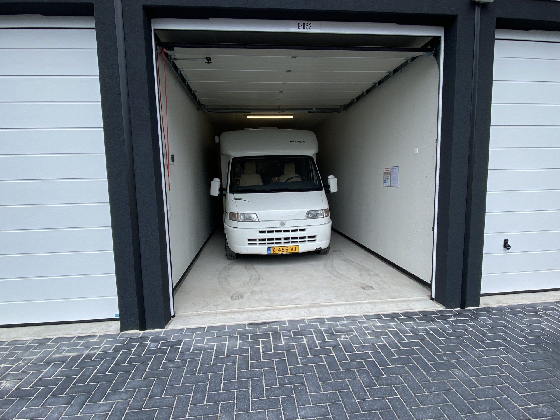 Camper gestald in een grote unit van garagebox hoogeveen