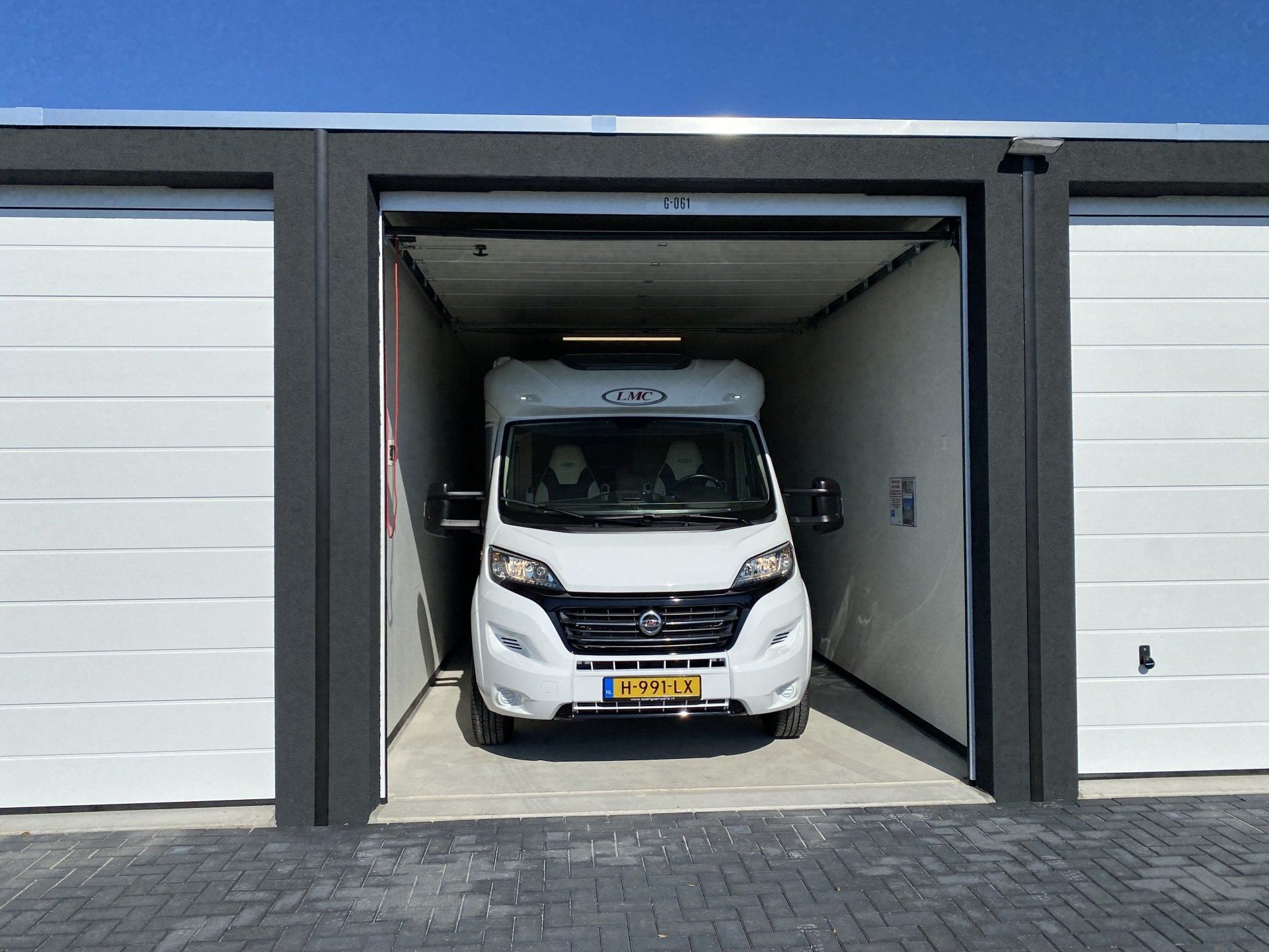 Camper gestald in XXL garagebox bij Garagebox Hoogeveen