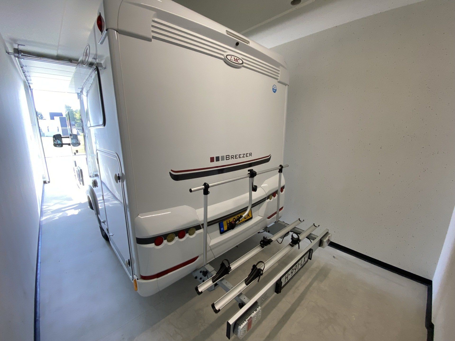 Camper gestals in een XXL box bij garagebox hoogeveen
