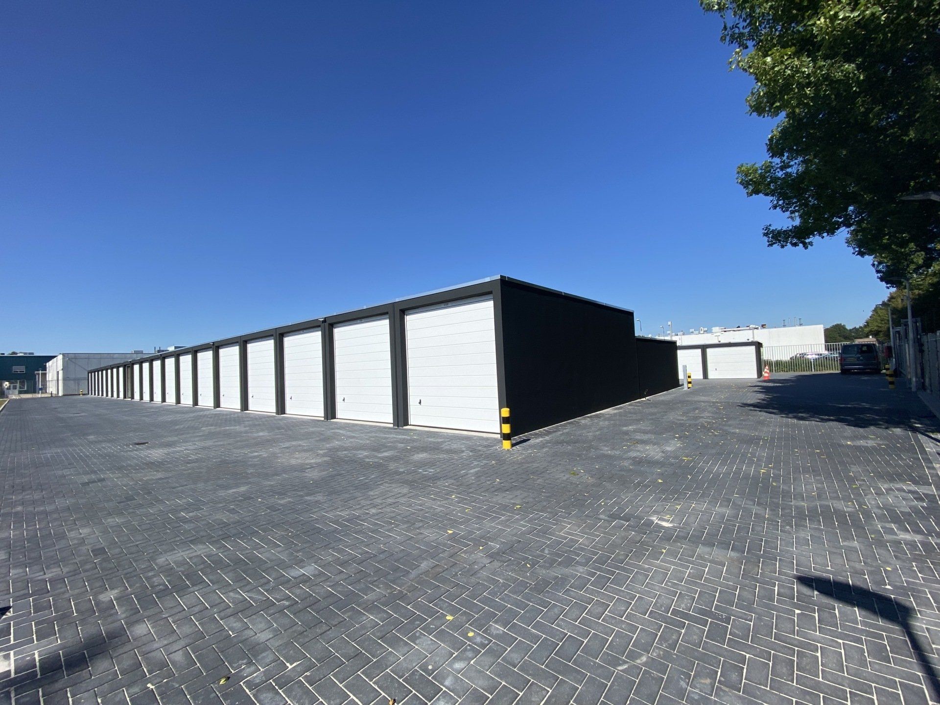 Overzicht van rij XXL garageboxen bij Garagebox Hoogeveen