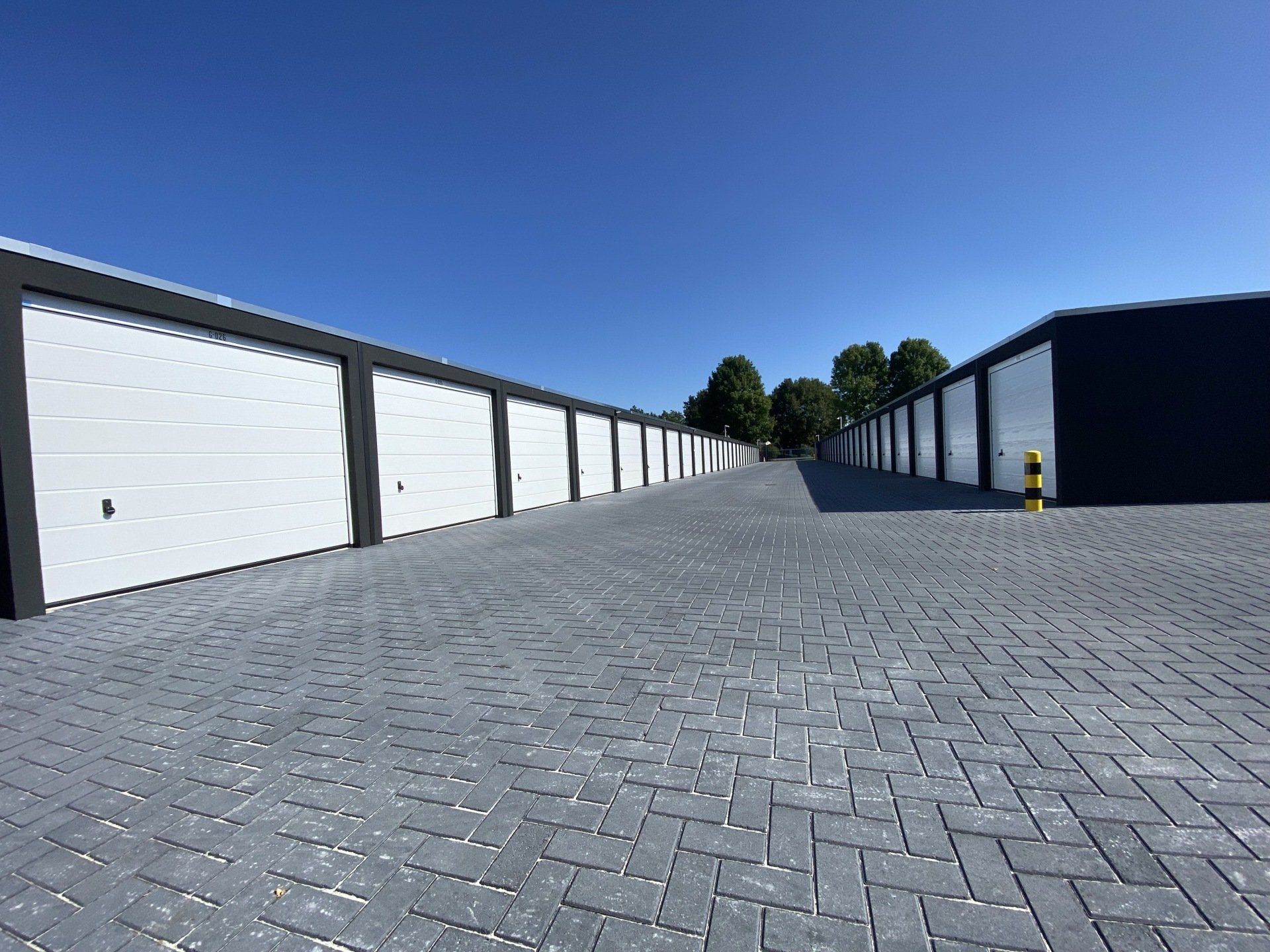 Veel rangeer ruimte bij garageboxgoogeveen.nl
