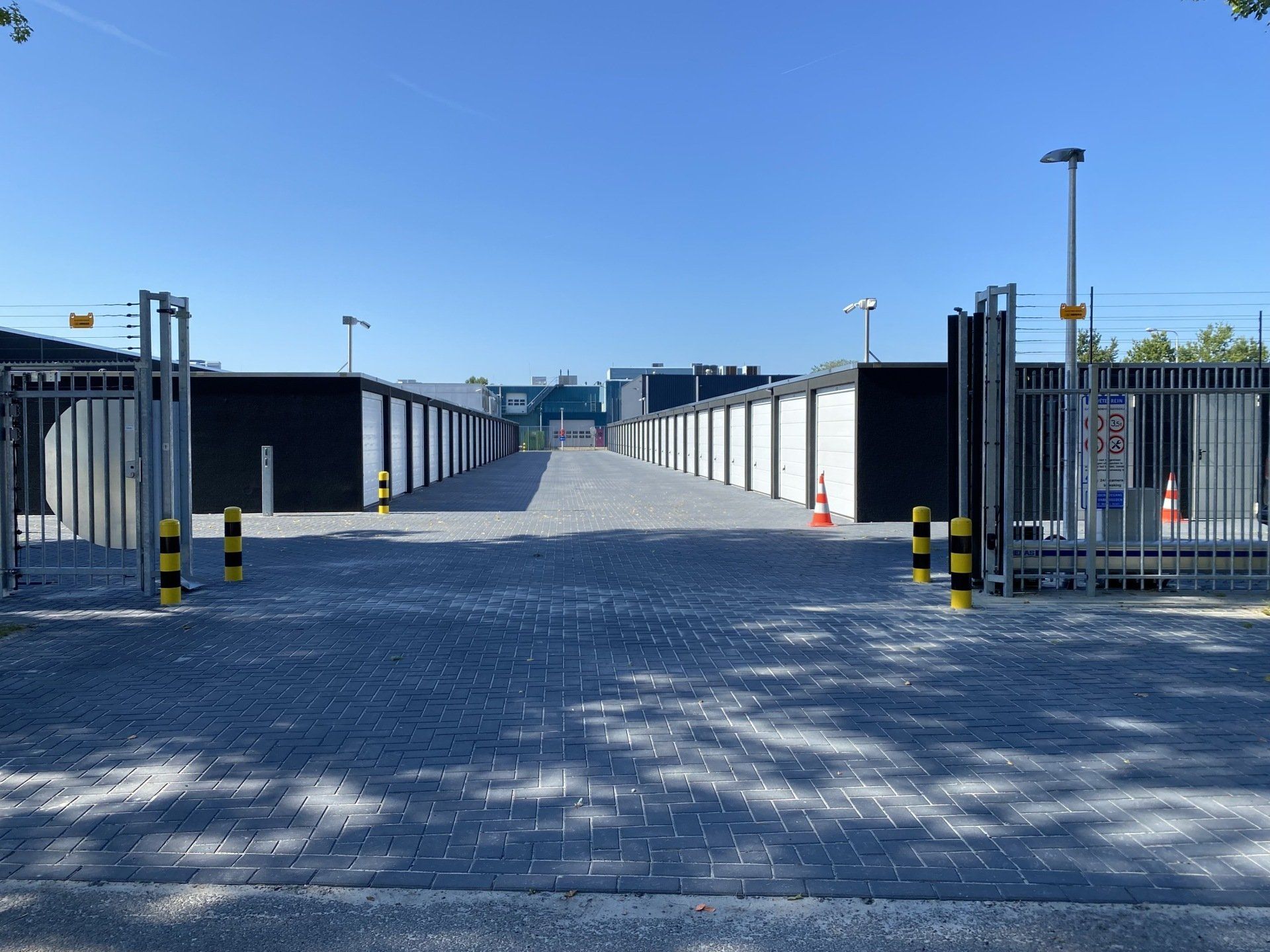 Overzicht van dubbele rij garageboxen bij Garagebox Hoogeveen