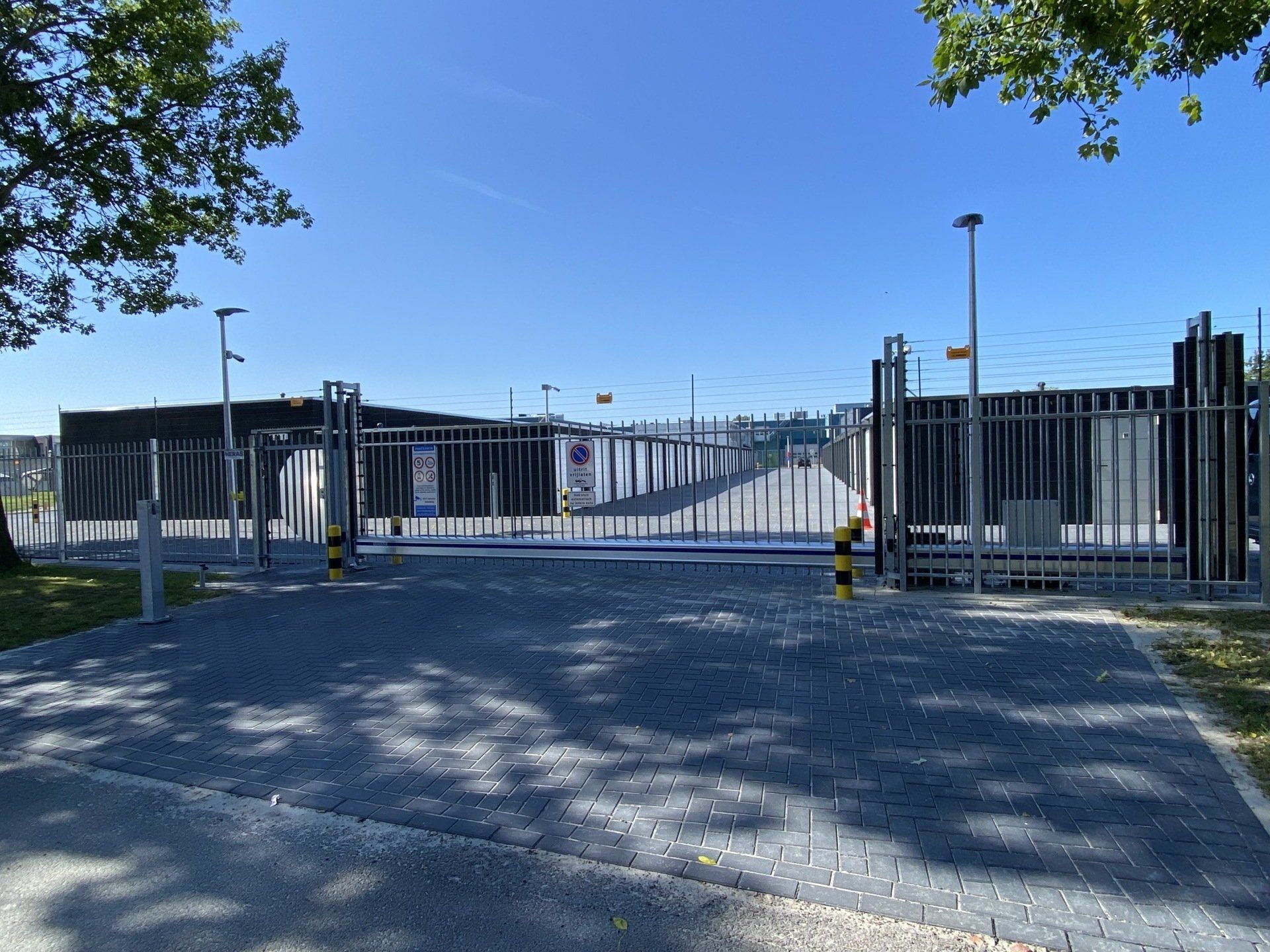 Goed beveiligde toegangspoort bij garageboxhoogeveen