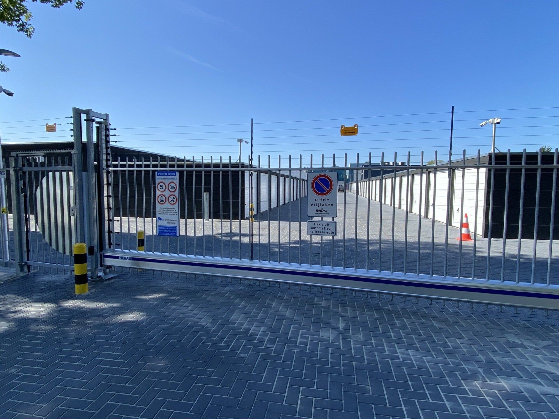 Schuifpoort met elektrische afrastering bij Garagebox Hoogeveen