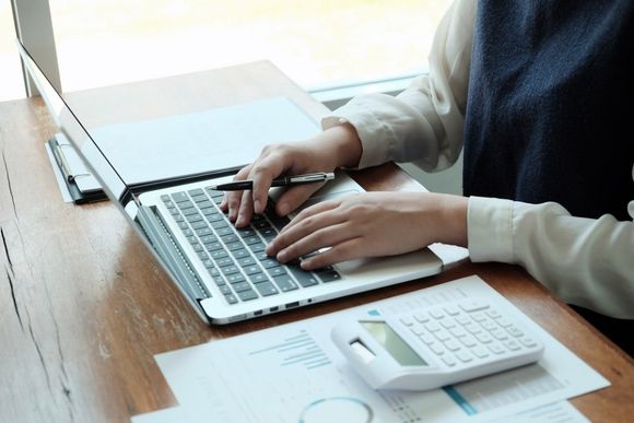 Persona che scrive al computer