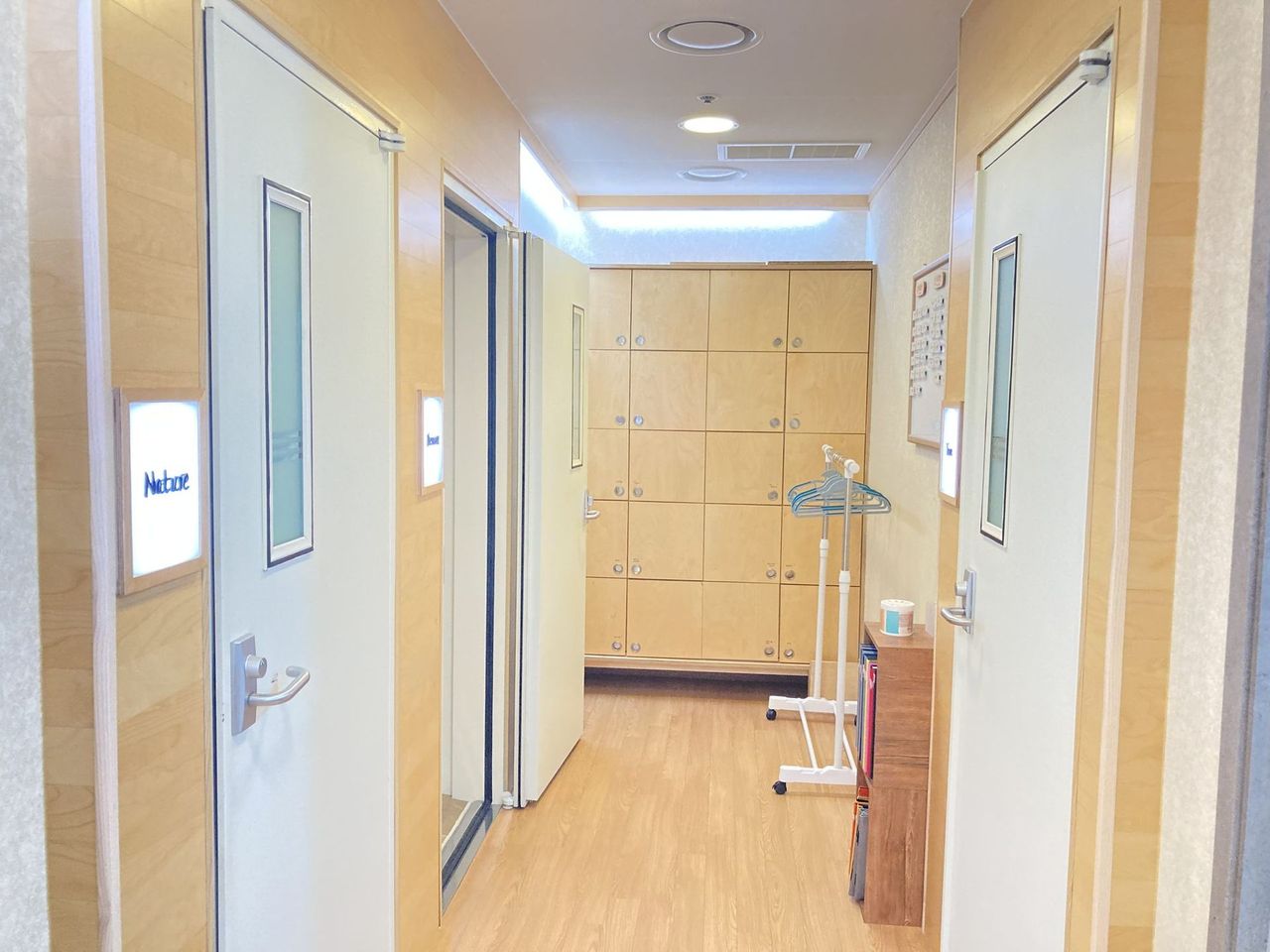 Hallway and personal lockers at Maum Meditation Cheongdam