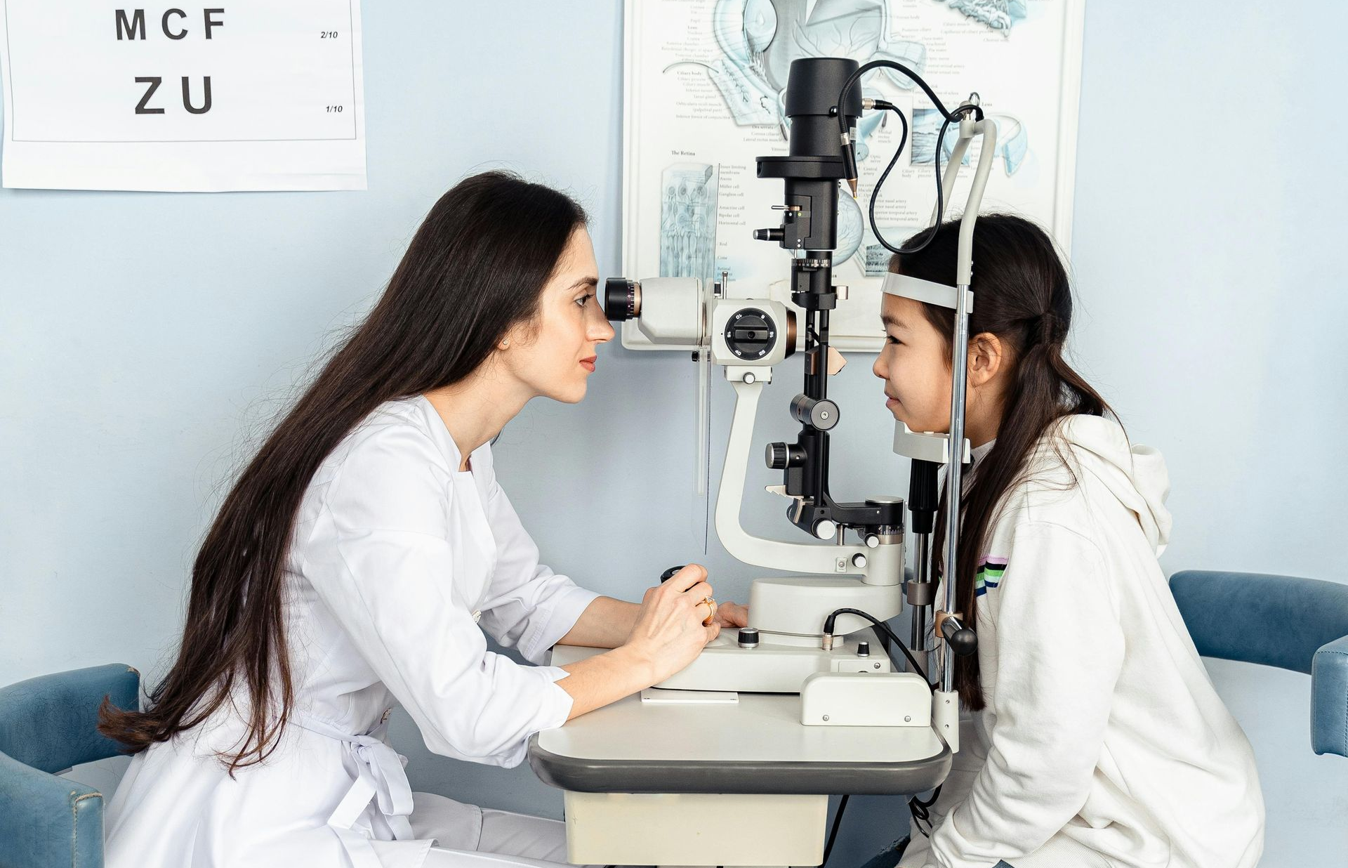 2 women conducting eye test