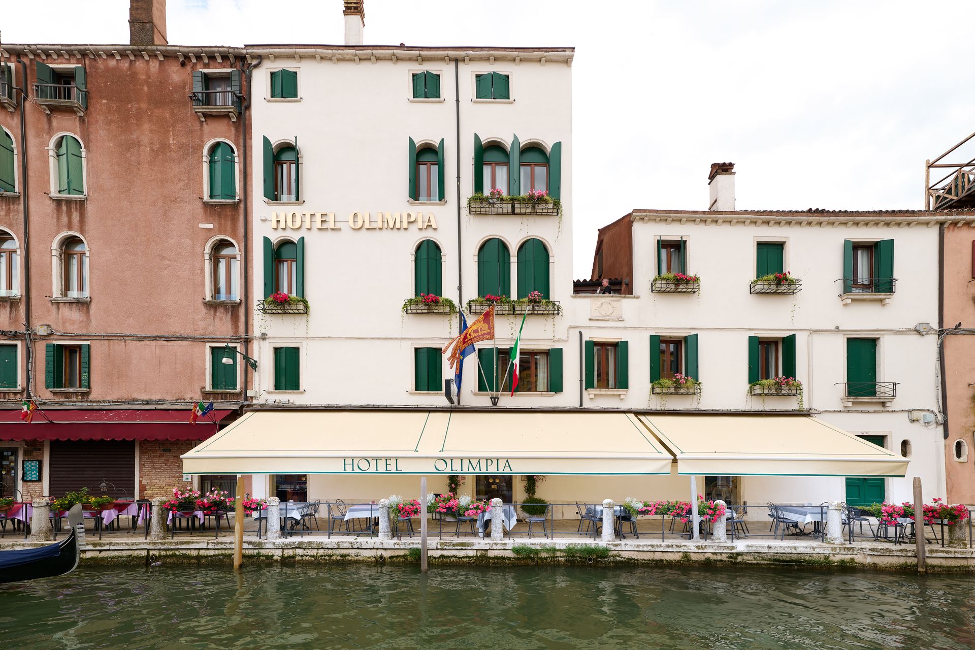 A white building with the word hotel on it