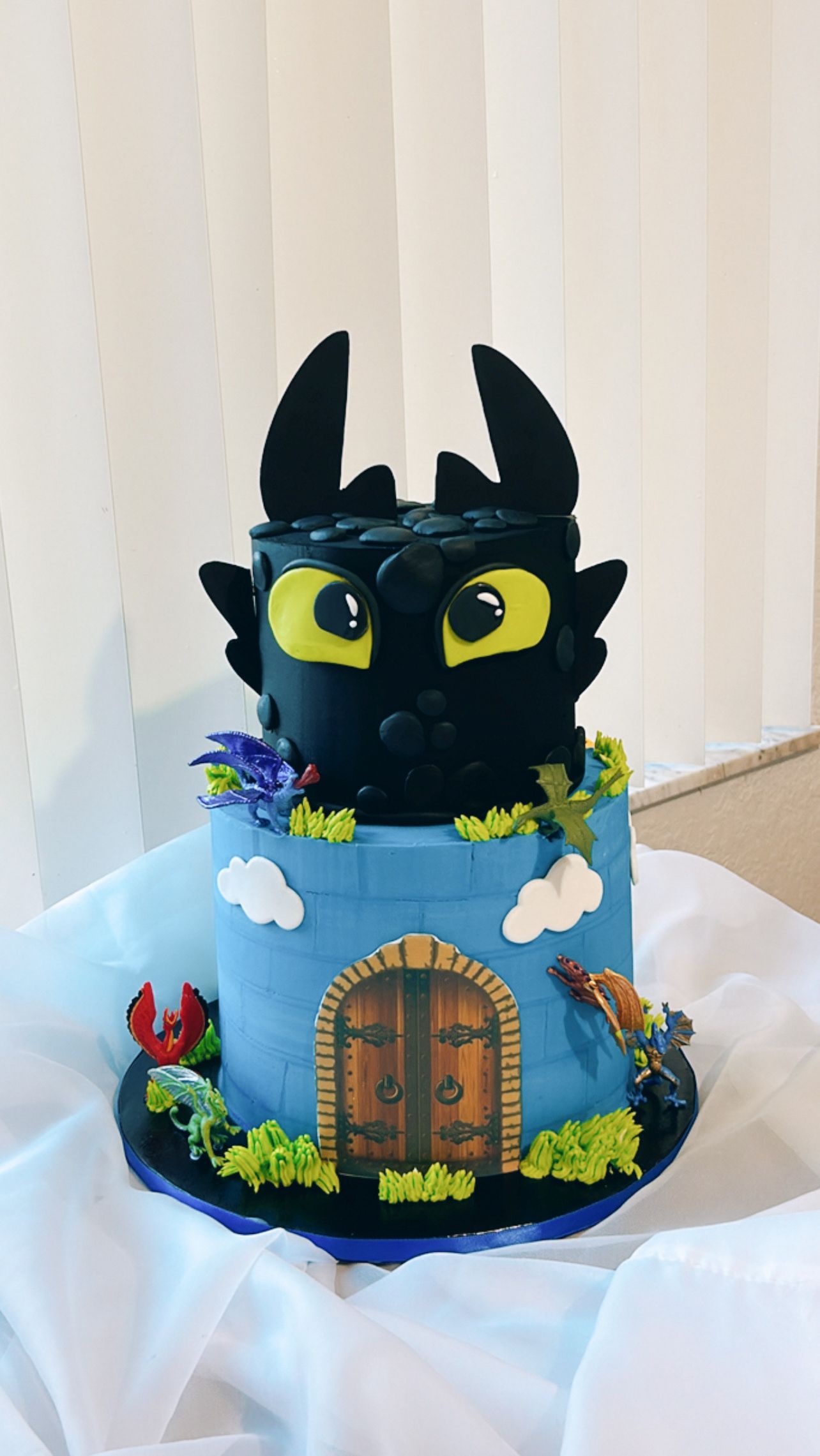 A how to train your dragon cake is sitting on a table.