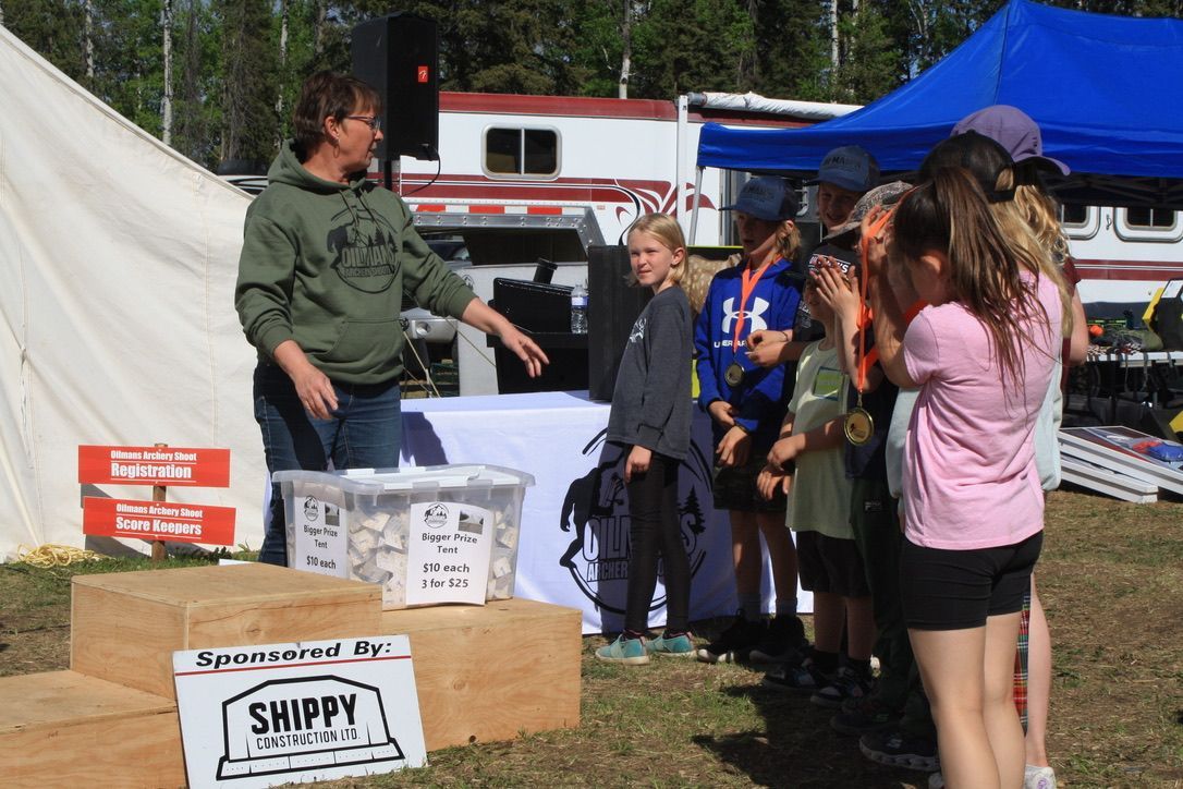 A group of people are standing in front of a sign that says shippy