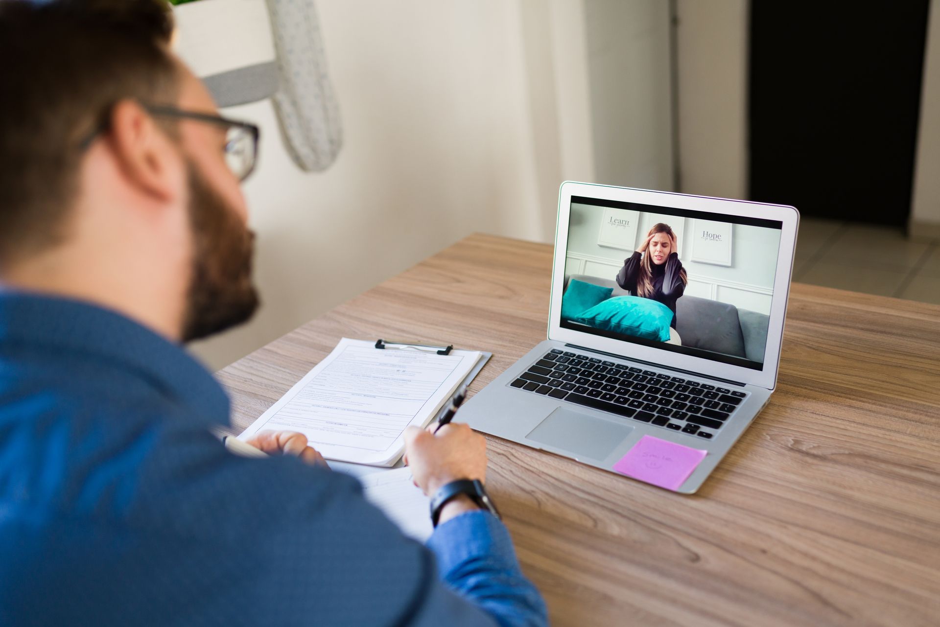 Como funciona a terapia online para brasileiros no exterior Como funciona a terapia online para brasileiros no exterior
