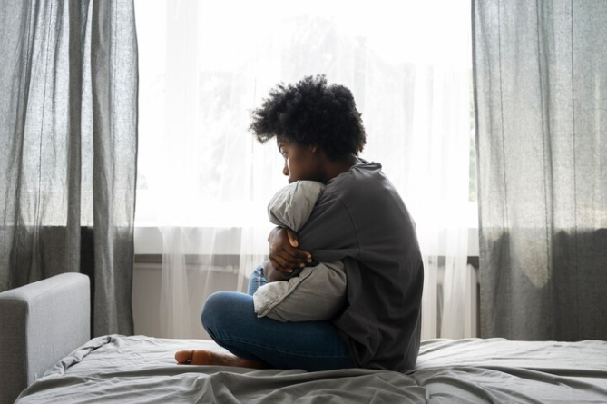 É normal sentir tristeza e vontade de chorar do nada É normal sentir tristeza e vontade de chorar do nada