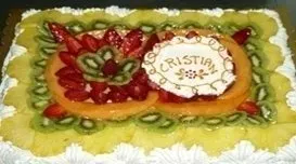torta con panna e frutta fresca