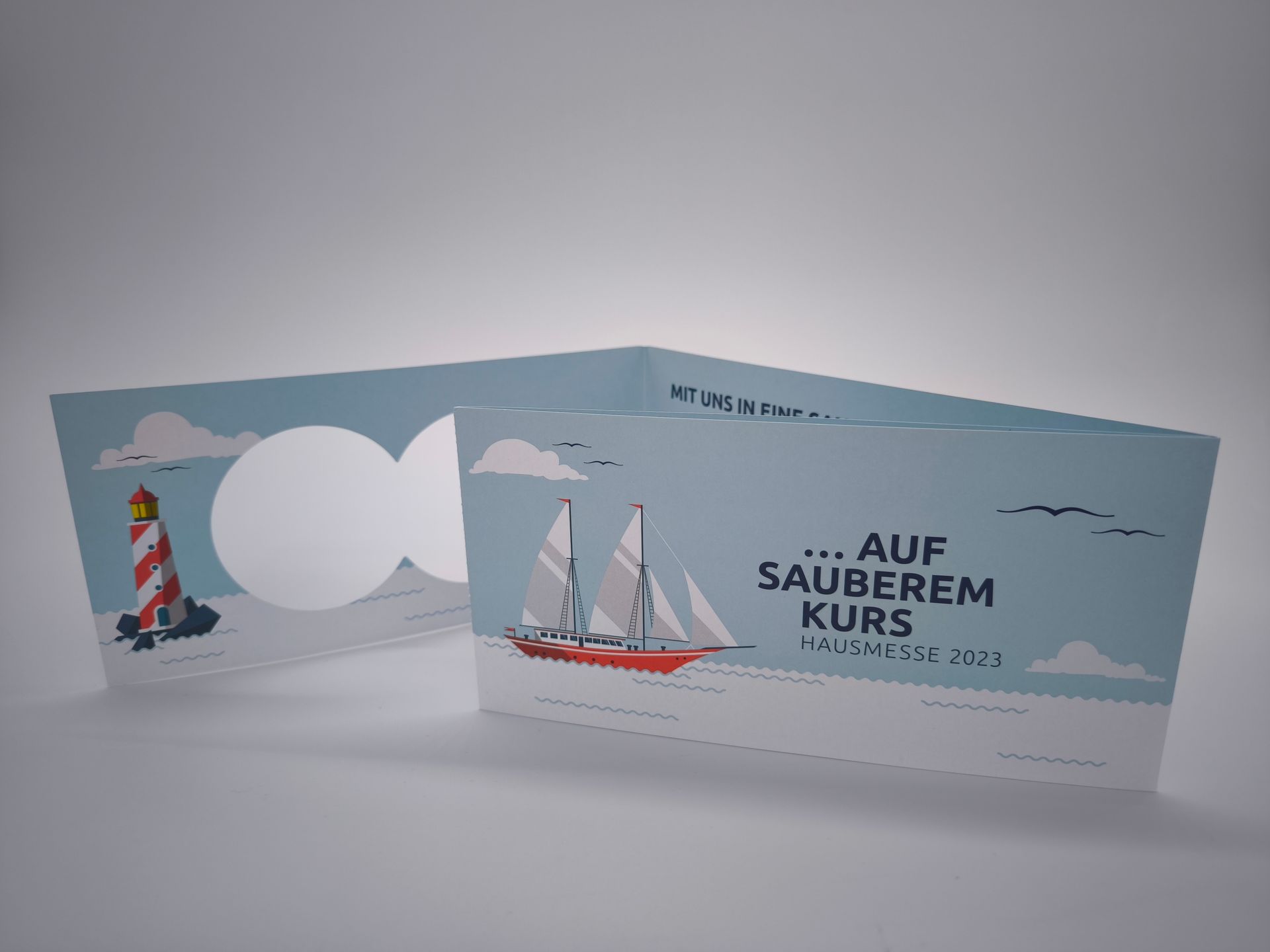 Eine Brieftasche mit einem Leuchtturm und Segelbooten darauf