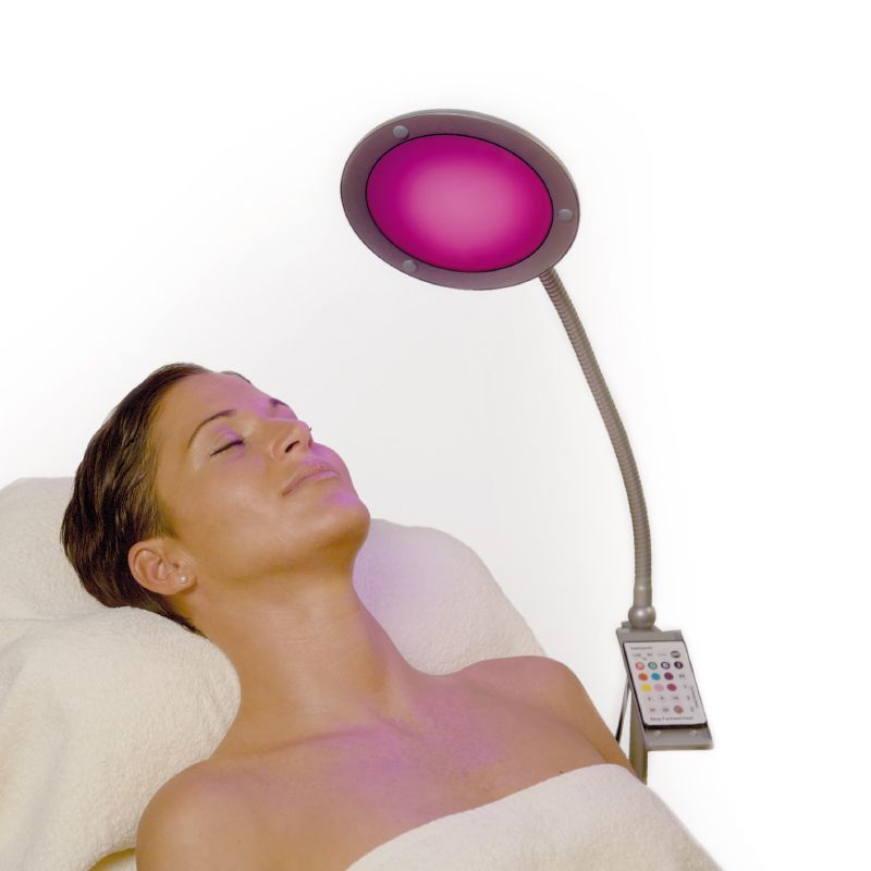 Eine Frau liegt auf einem Bett mit einem violetten Licht auf ihrem Kopf