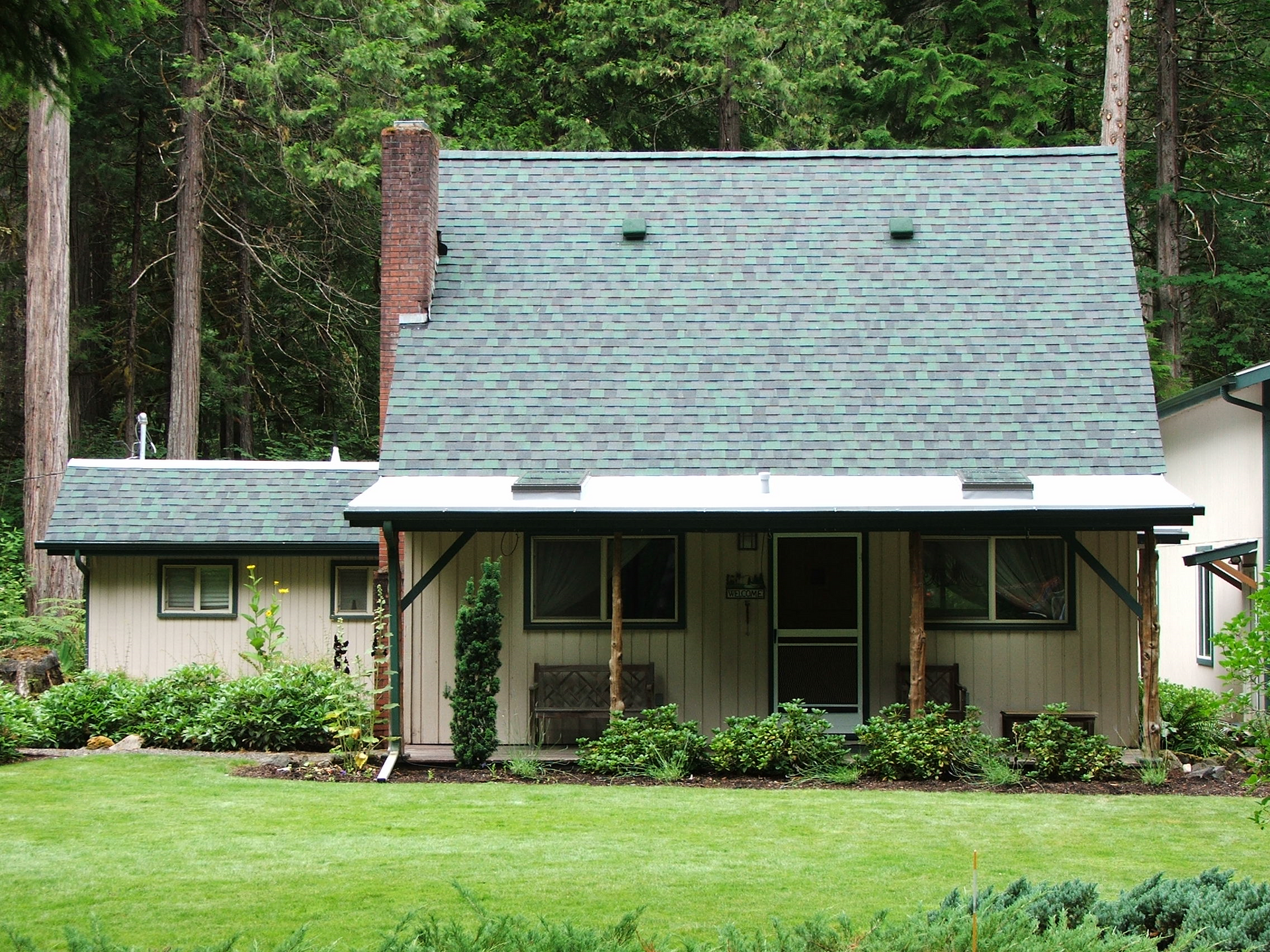 Guest house after changing main roof to certainteed hunter green - Springfield, OR - McKenzie Roofing Inc.
