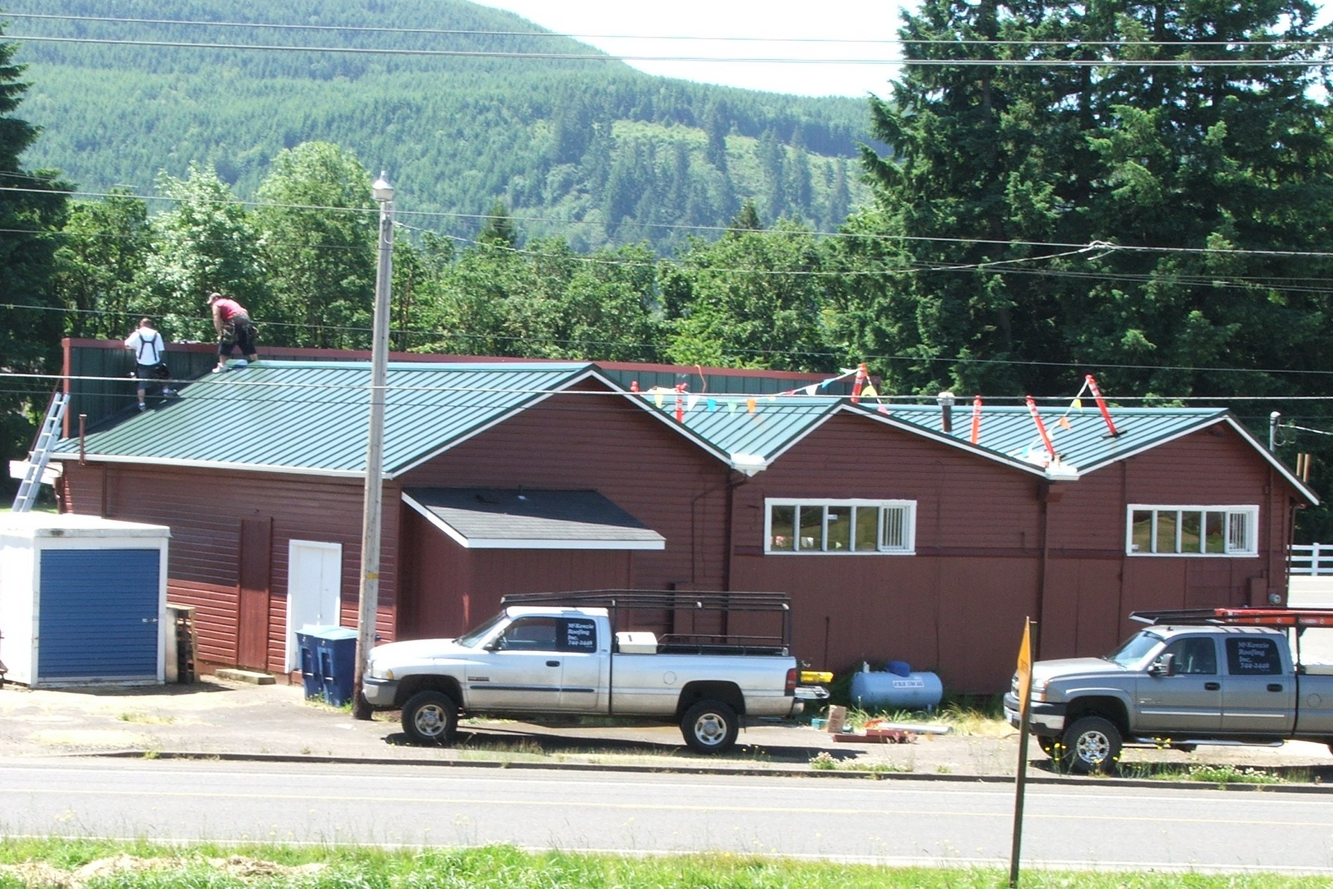 26 gauge forest green standing seam metal - Springfield, OR - McKenzie Roofing Inc.
