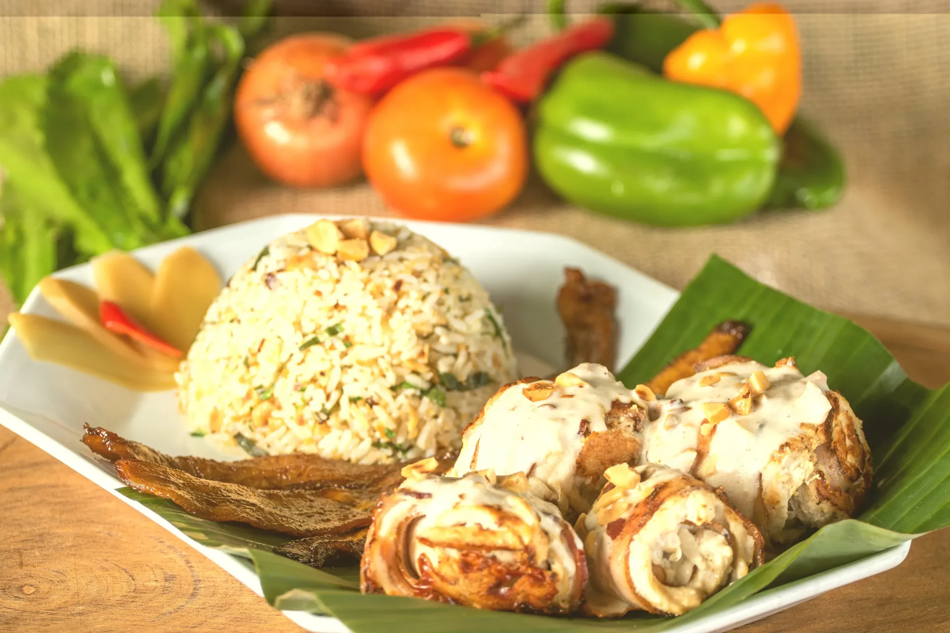Um prato de comida em uma folha de bananeira com vegetais ao fundo -HOTEL-FAZENDA-PARAISO