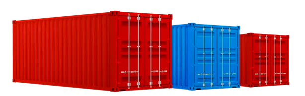 Trois conteneurs d'expédition métalliques de tailles différentes, de couleur rouge, bleue et rouge, disposés en rangée sur un fond blanc.