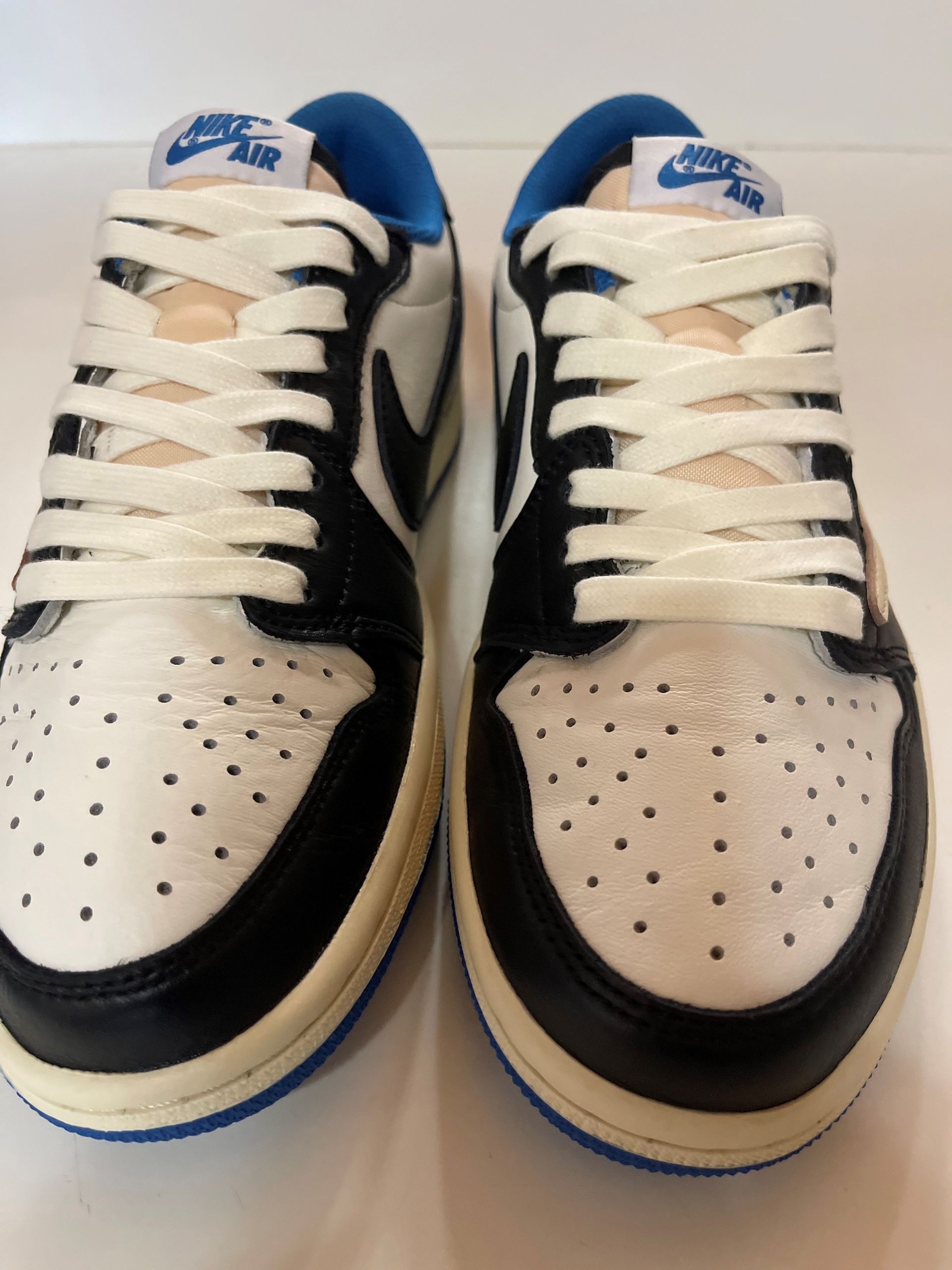 A pair of black and white nike shoes with white laces
