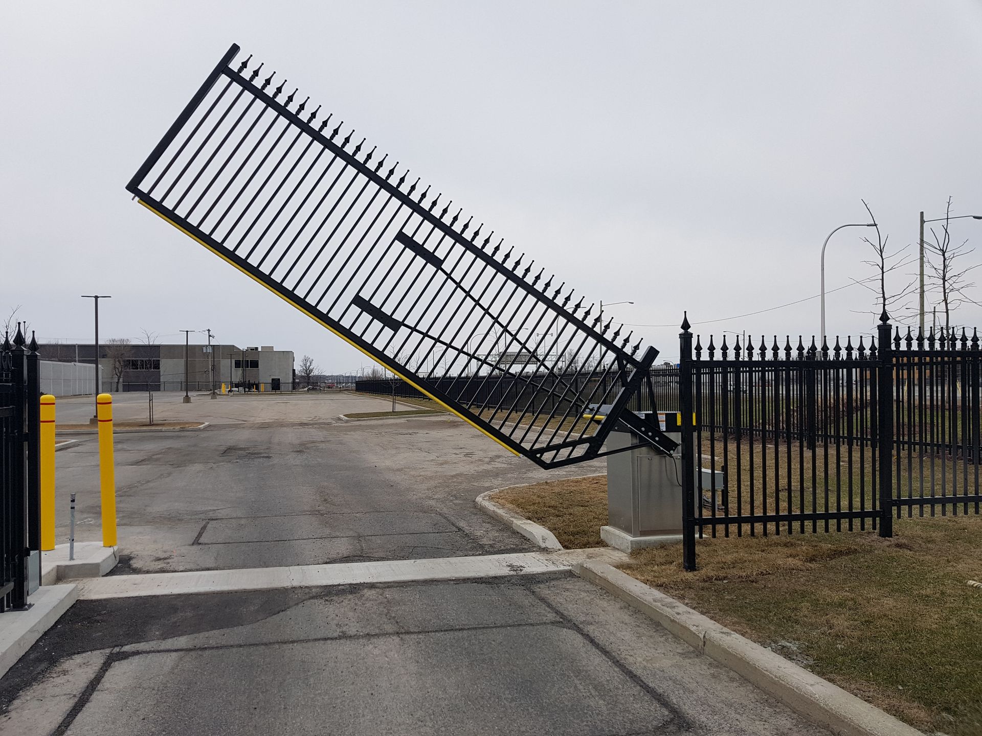 Une porte cassée est ouverte sur un parking