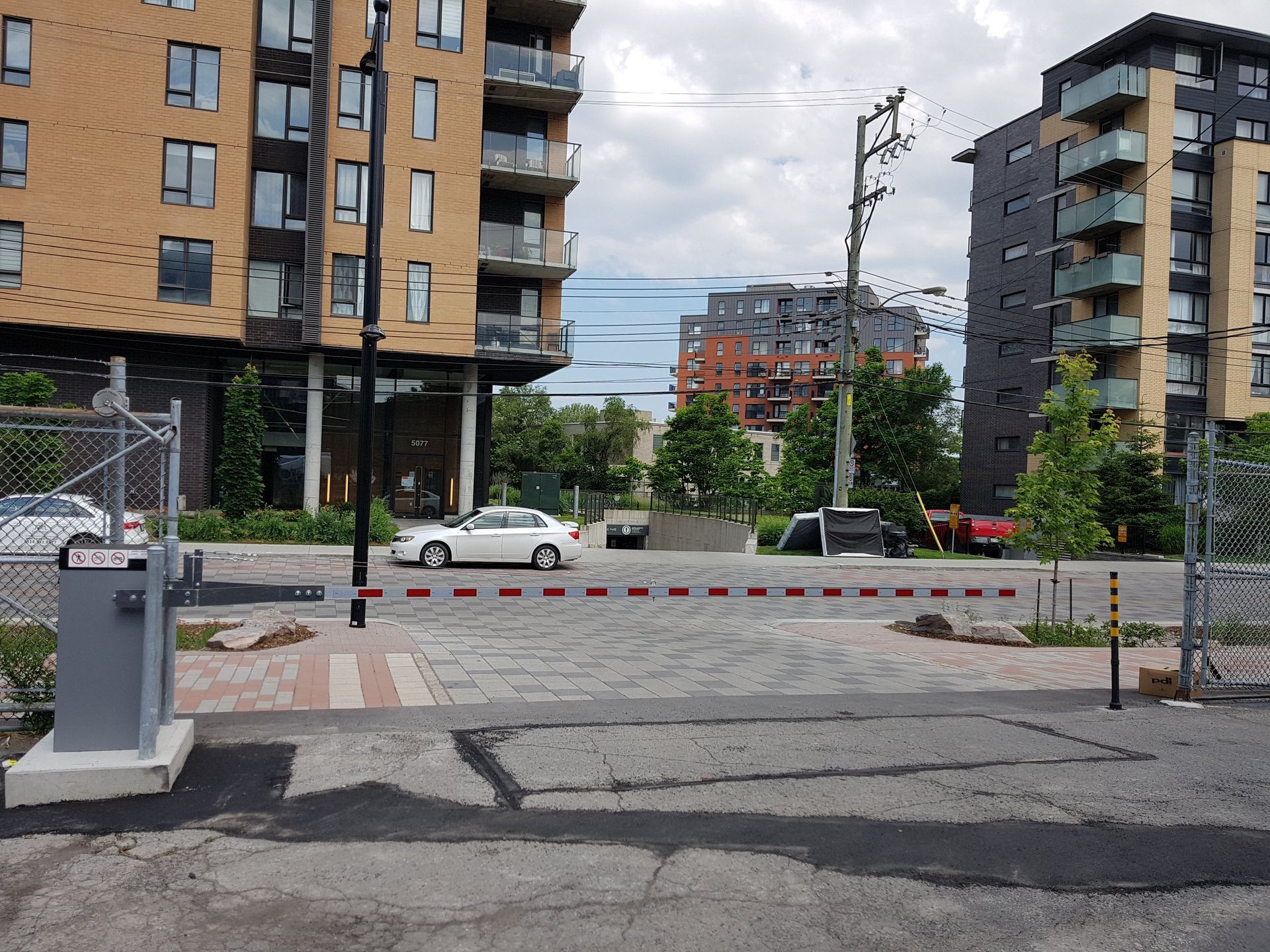 Une voiture blanche est garée devant un bâtiment