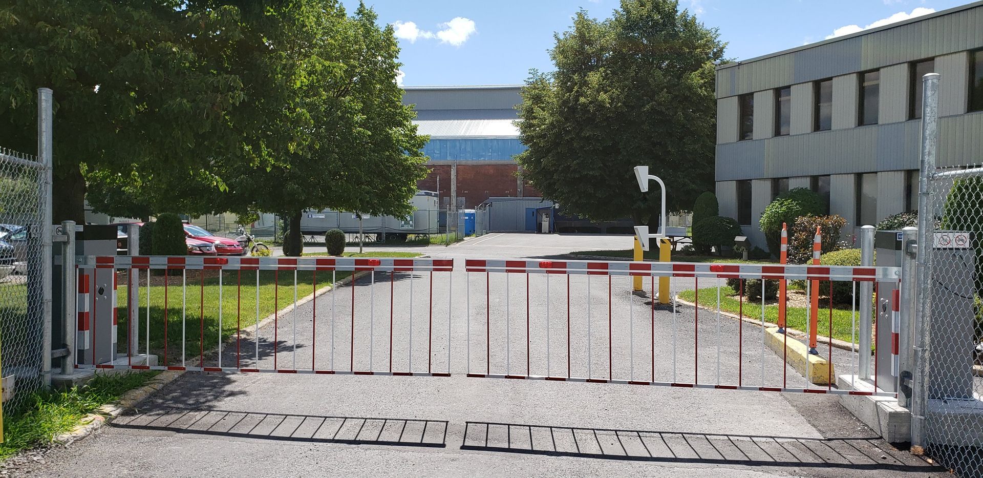 Une barrière bloque l'entrée d'un bâtiment