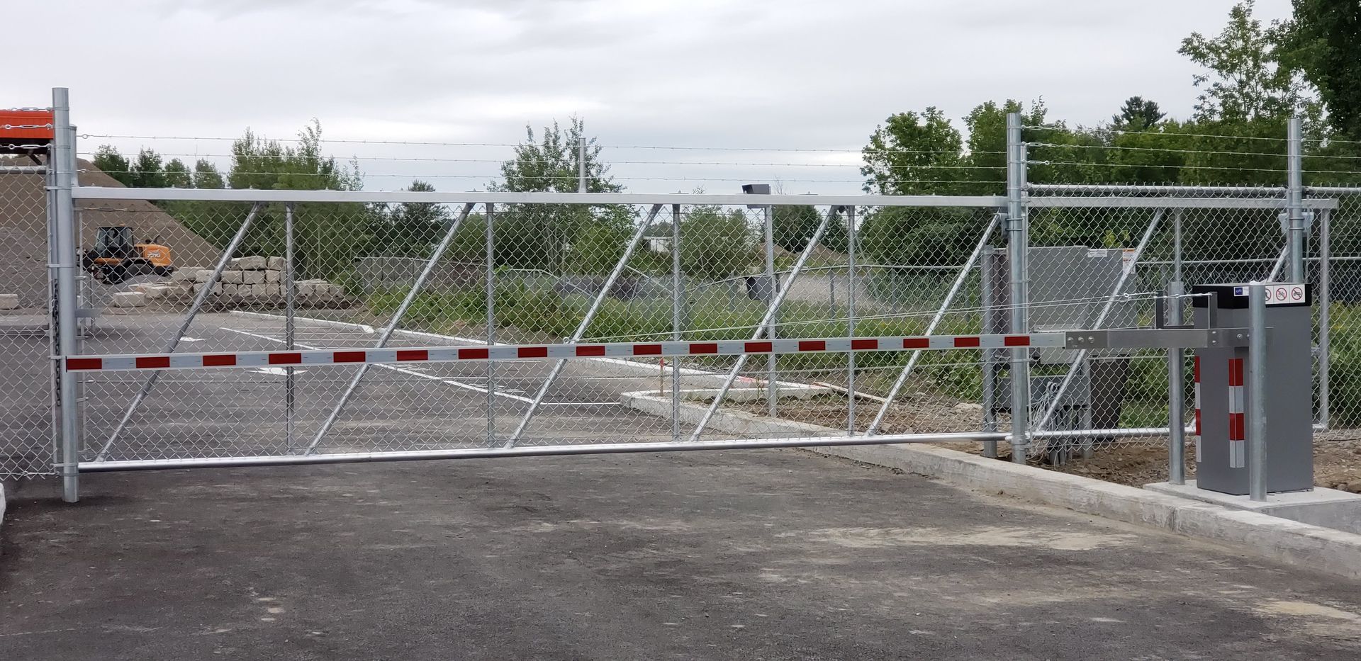 Une grande porte en métal avec des rayures rouges et blanches