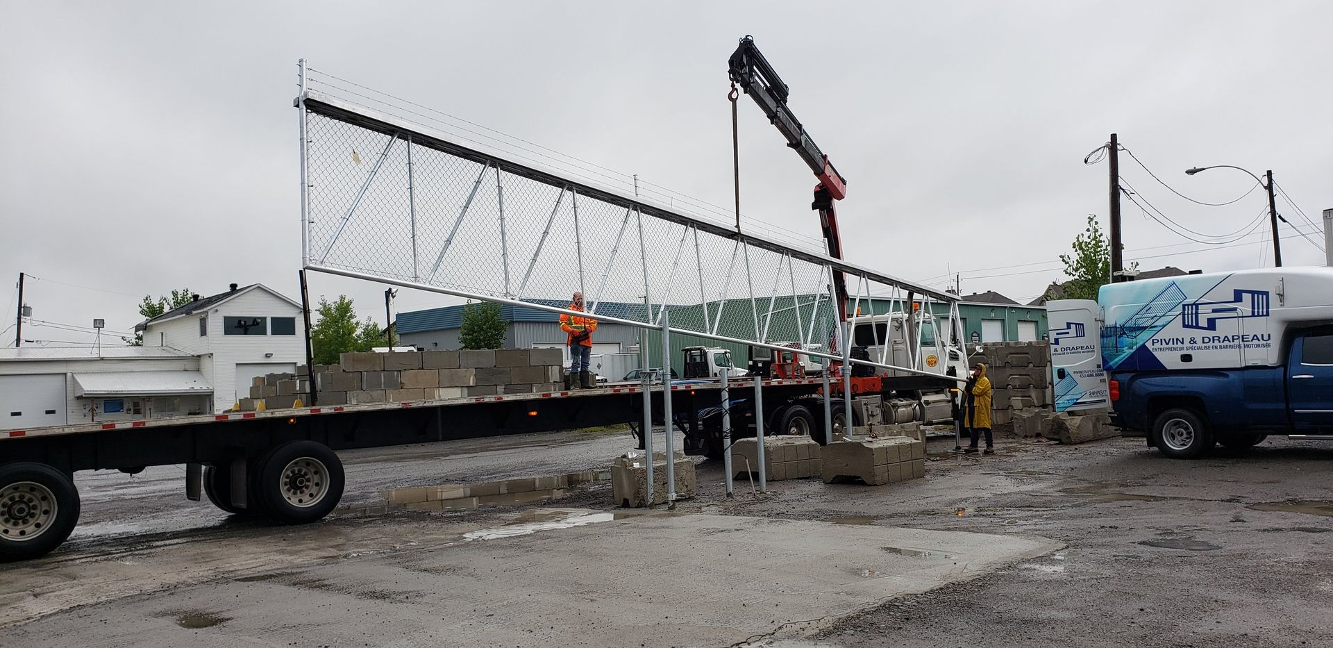Un chantier avec un camion et une grue.