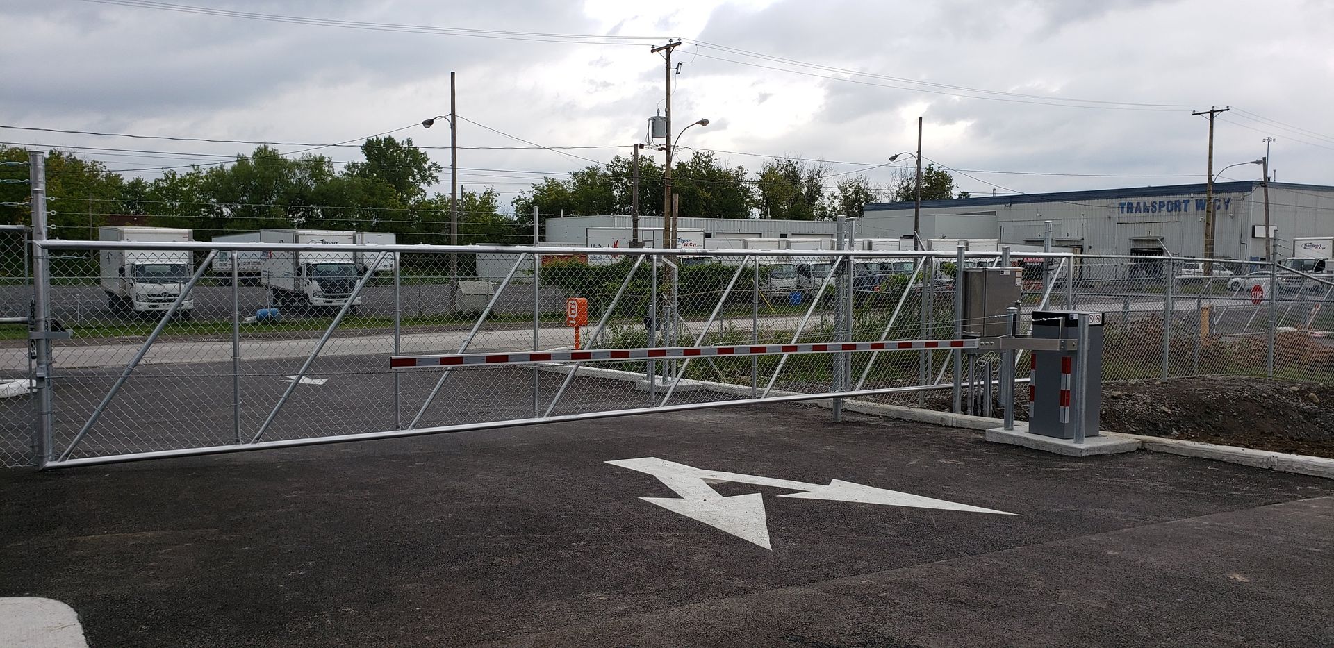Une clôture bloque l'entrée d'un parking.