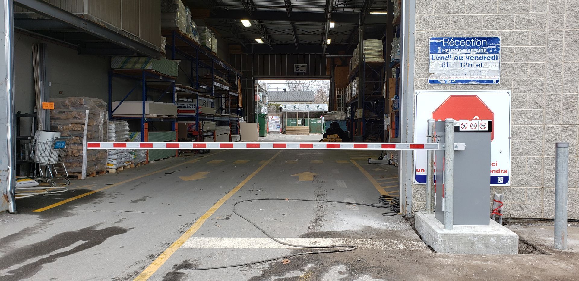 Un entrepôt avec un panneau d'arrêt sur le bord de la route