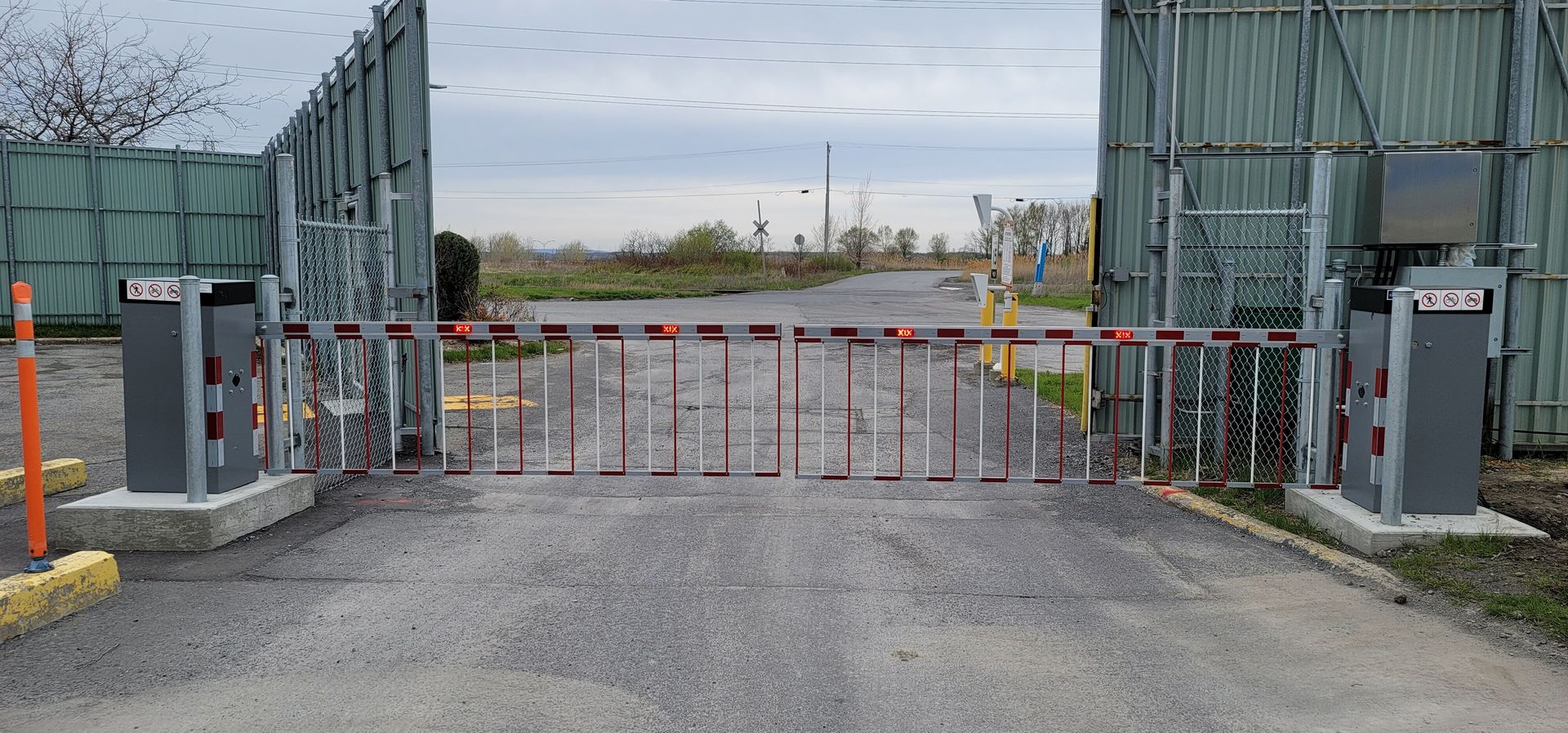Une barrière bloque l'entrée d'un parking.