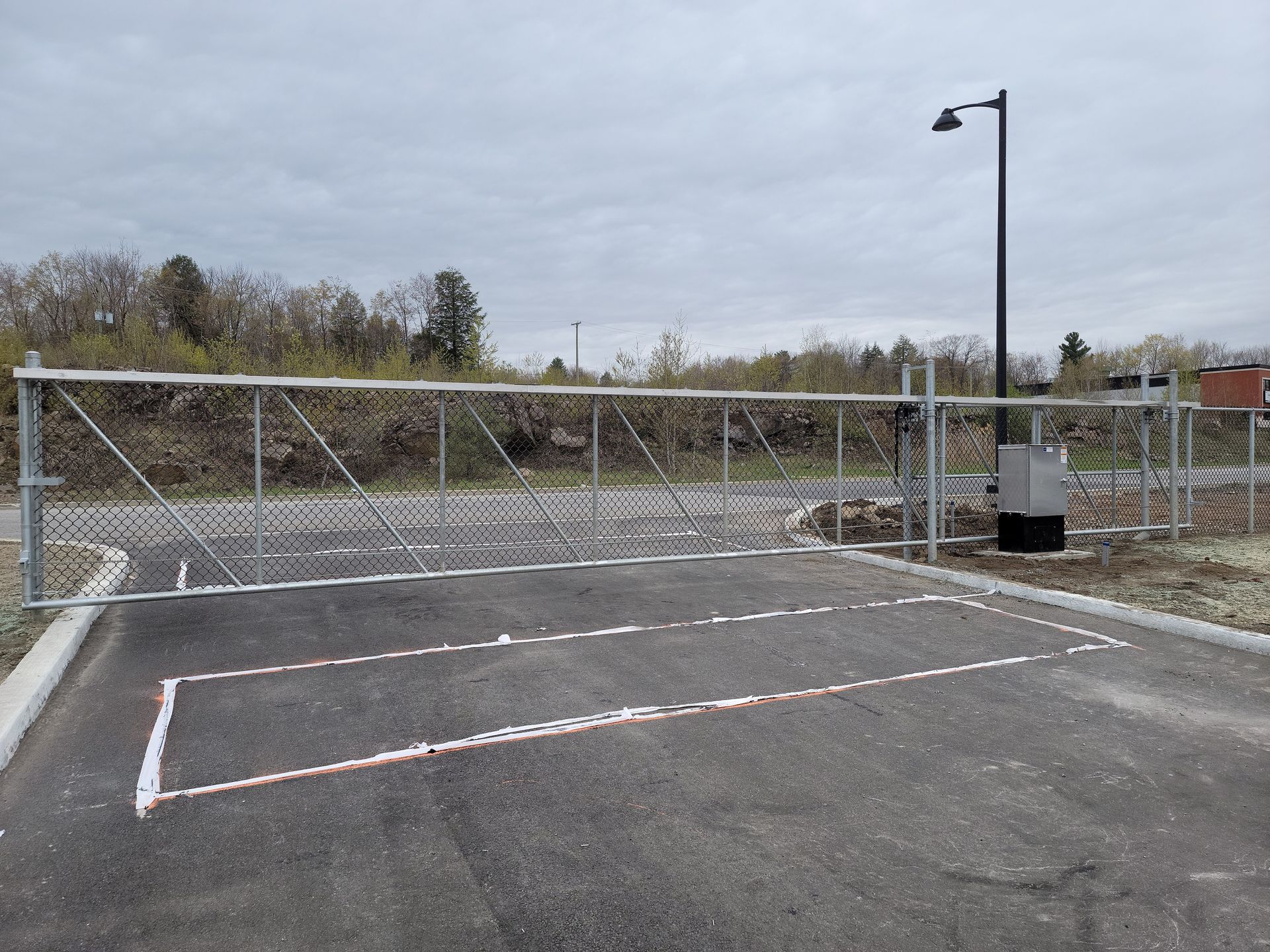 Un parking avec une porte au milieu