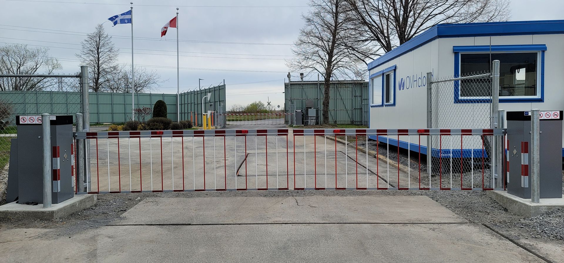 Une porte fermée avec un bâtiment blanc en arrière-plan.