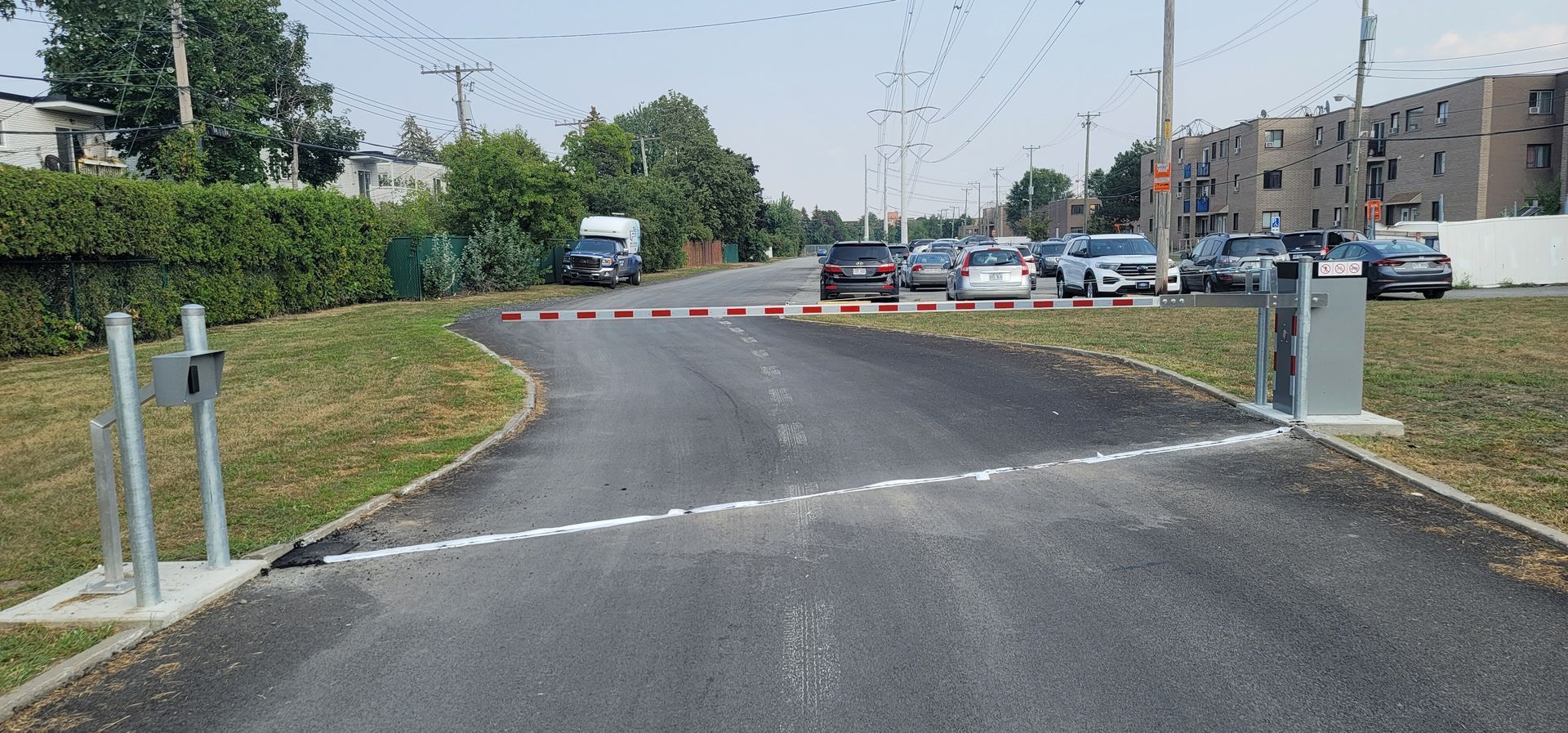Un parking avec une barrière sur le côté de la route.