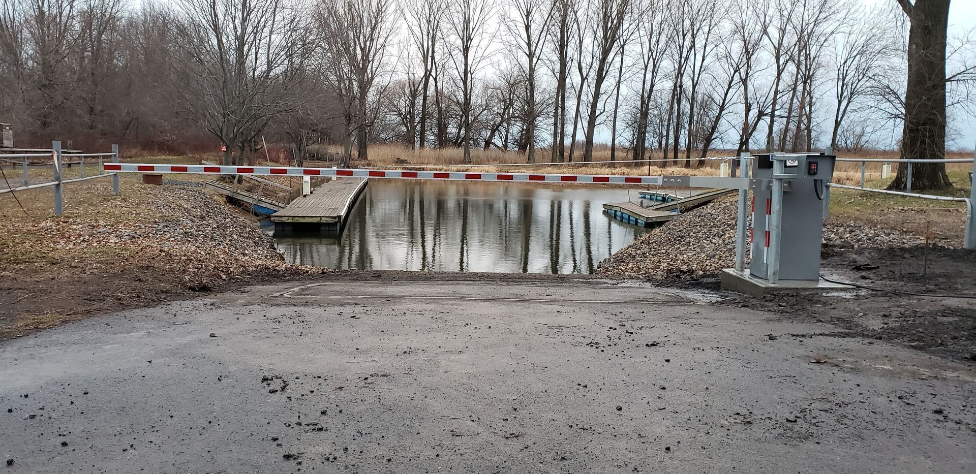 Un pont sur un plan d'eau avec des arbres en arrière-plan