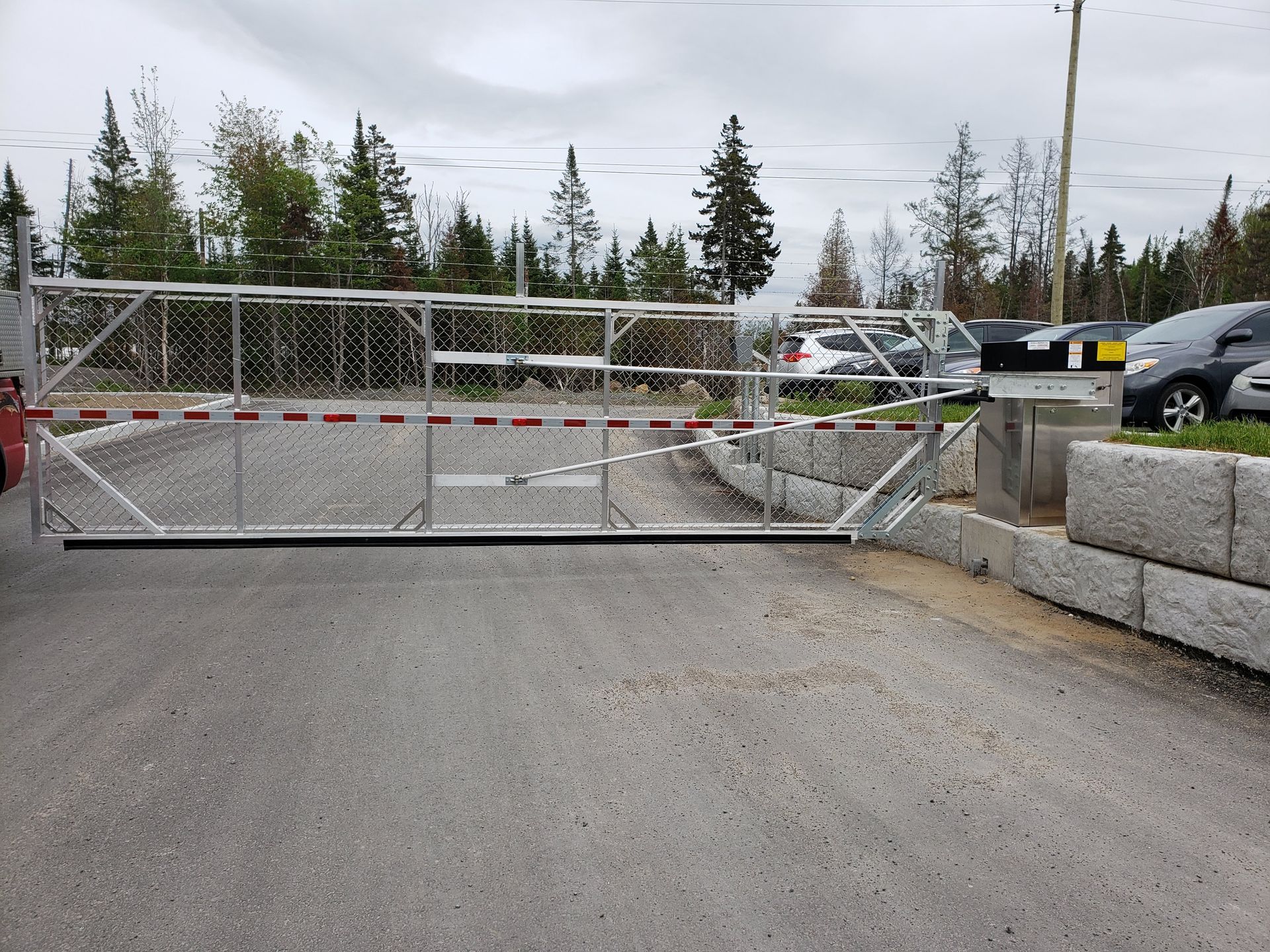 Une clôture bloque l'entrée d'un parking.