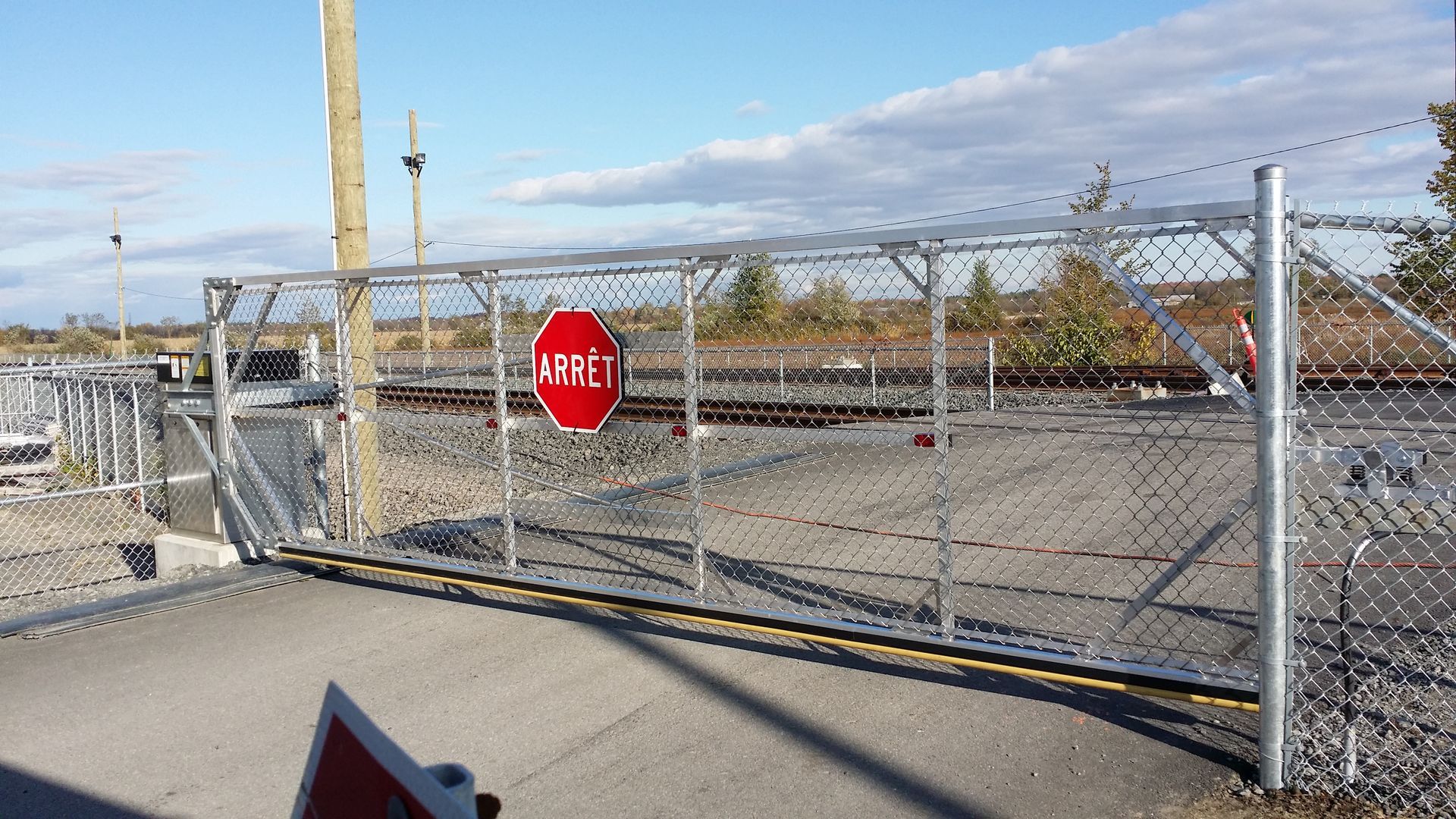 Une clôture avec un panneau d'arrêt dessus