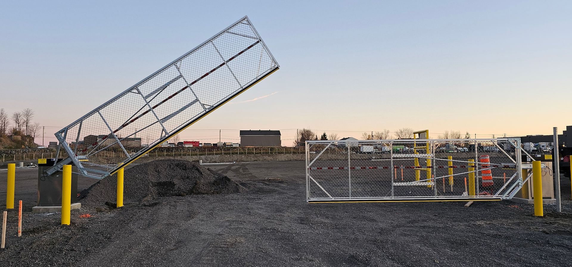Une grande structure métallique se trouve au milieu d'un champ de gravier.