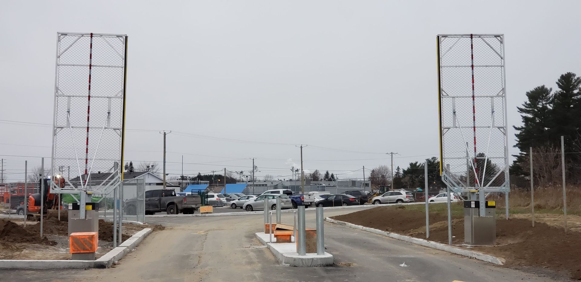 Un parking avec beaucoup de voitures garées