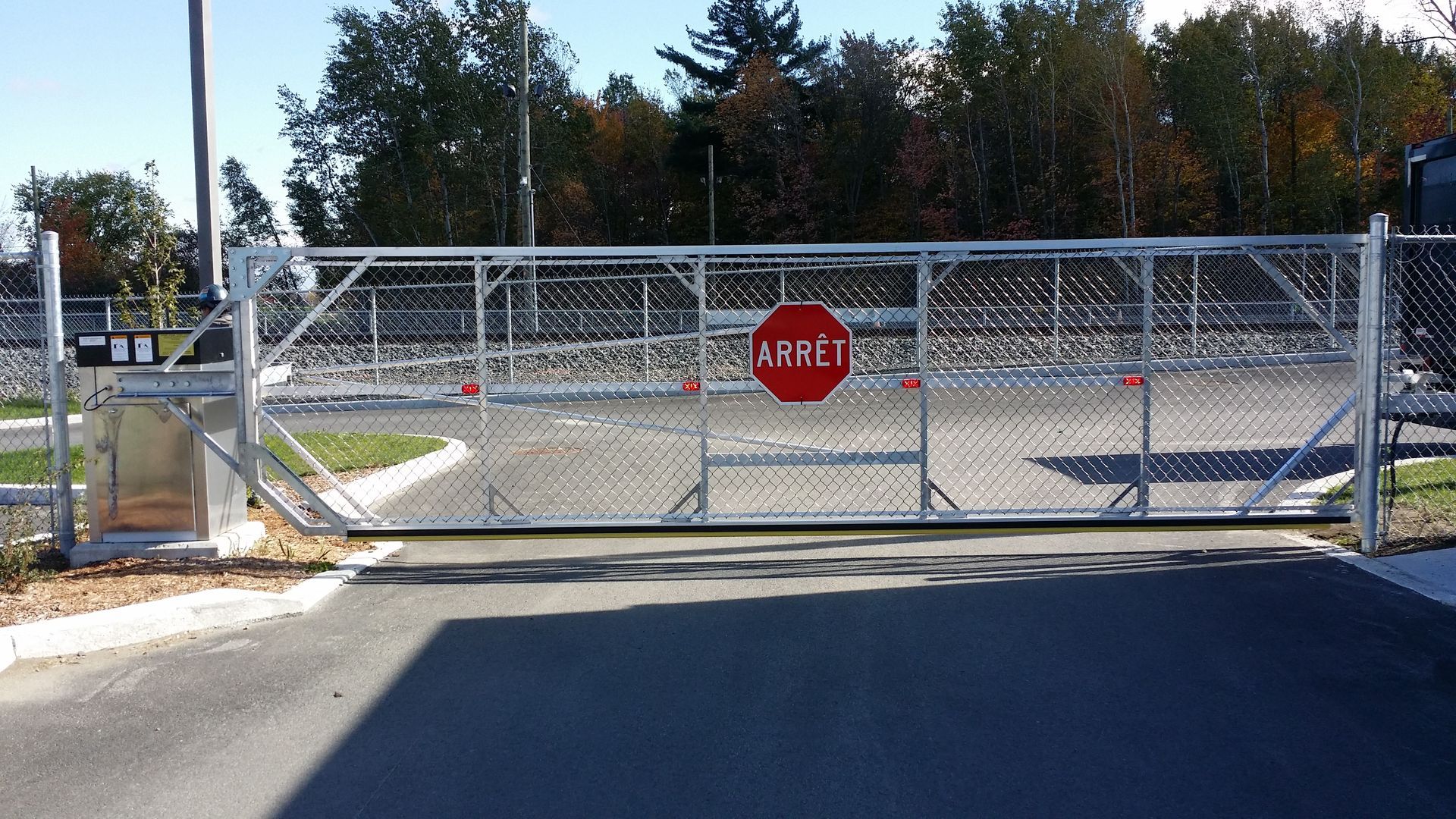 Une porte en métal avec un panneau d'arrêt rouge dessus