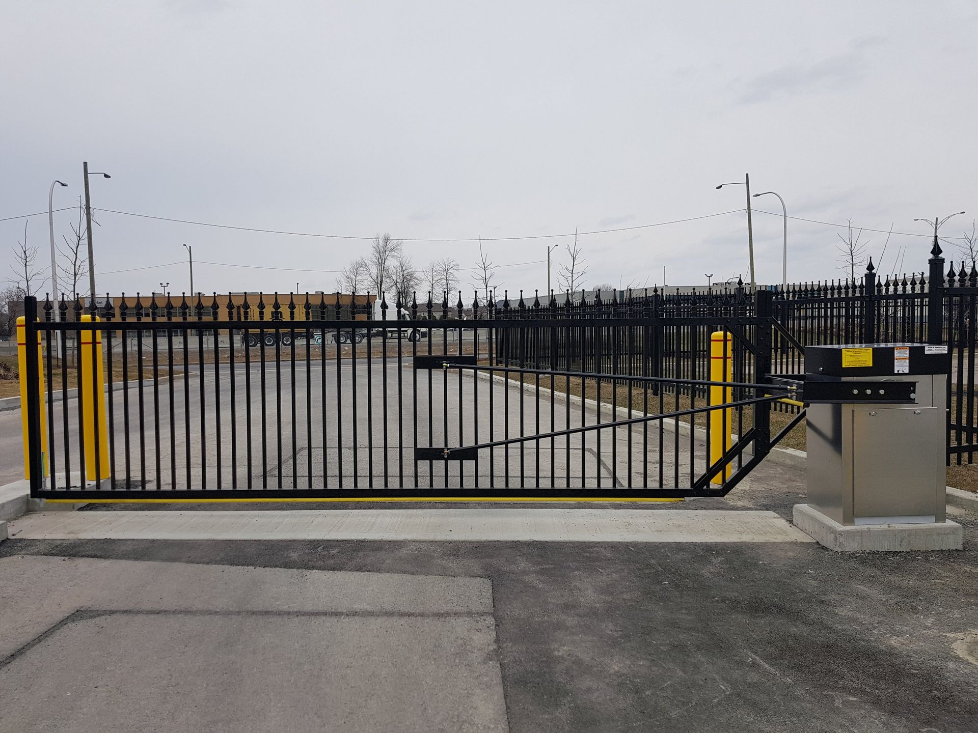 Une porte noire et jaune avec un poteau jaune devant