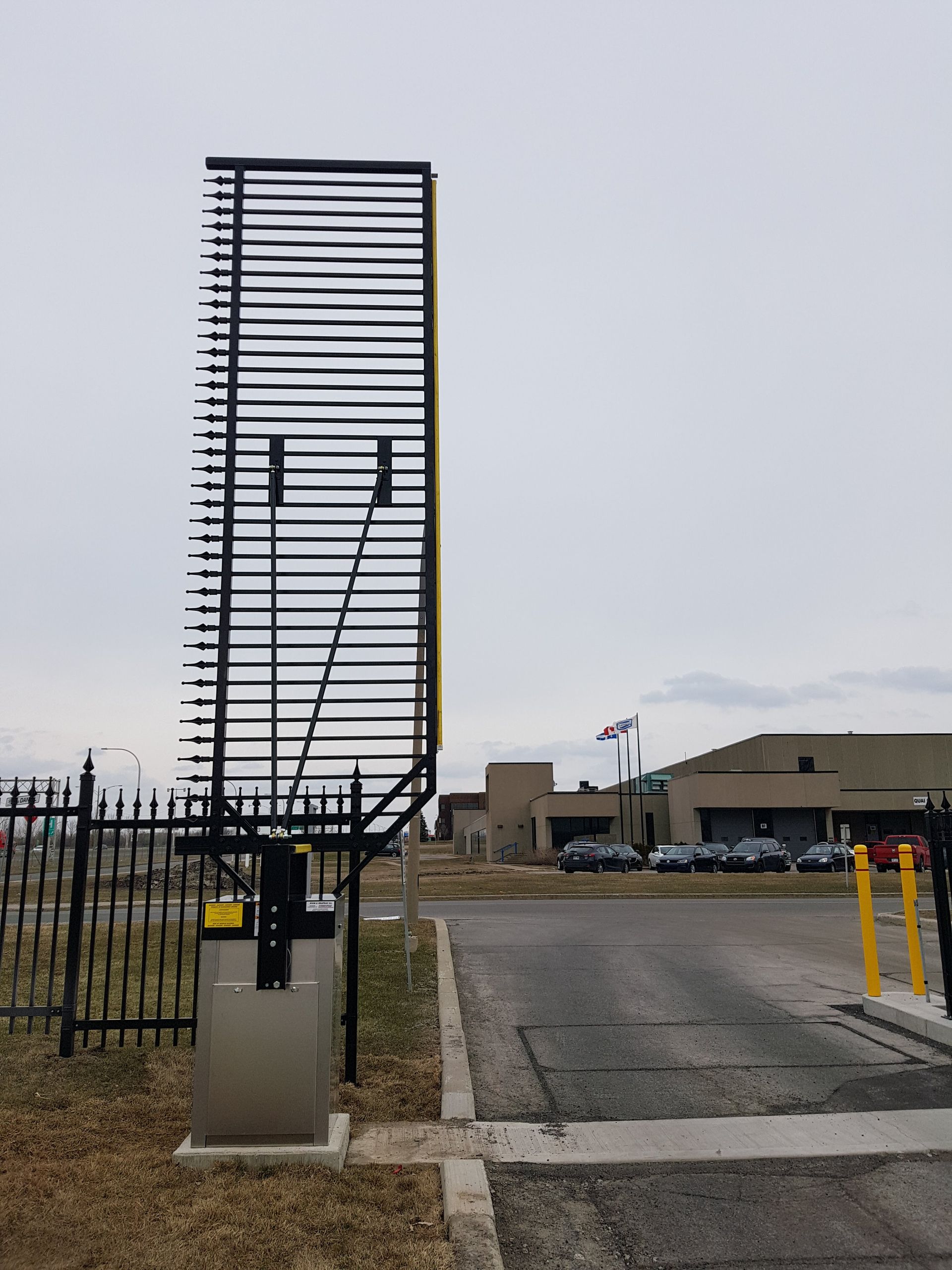 Une grande structure métallique se trouve au milieu d'un parking