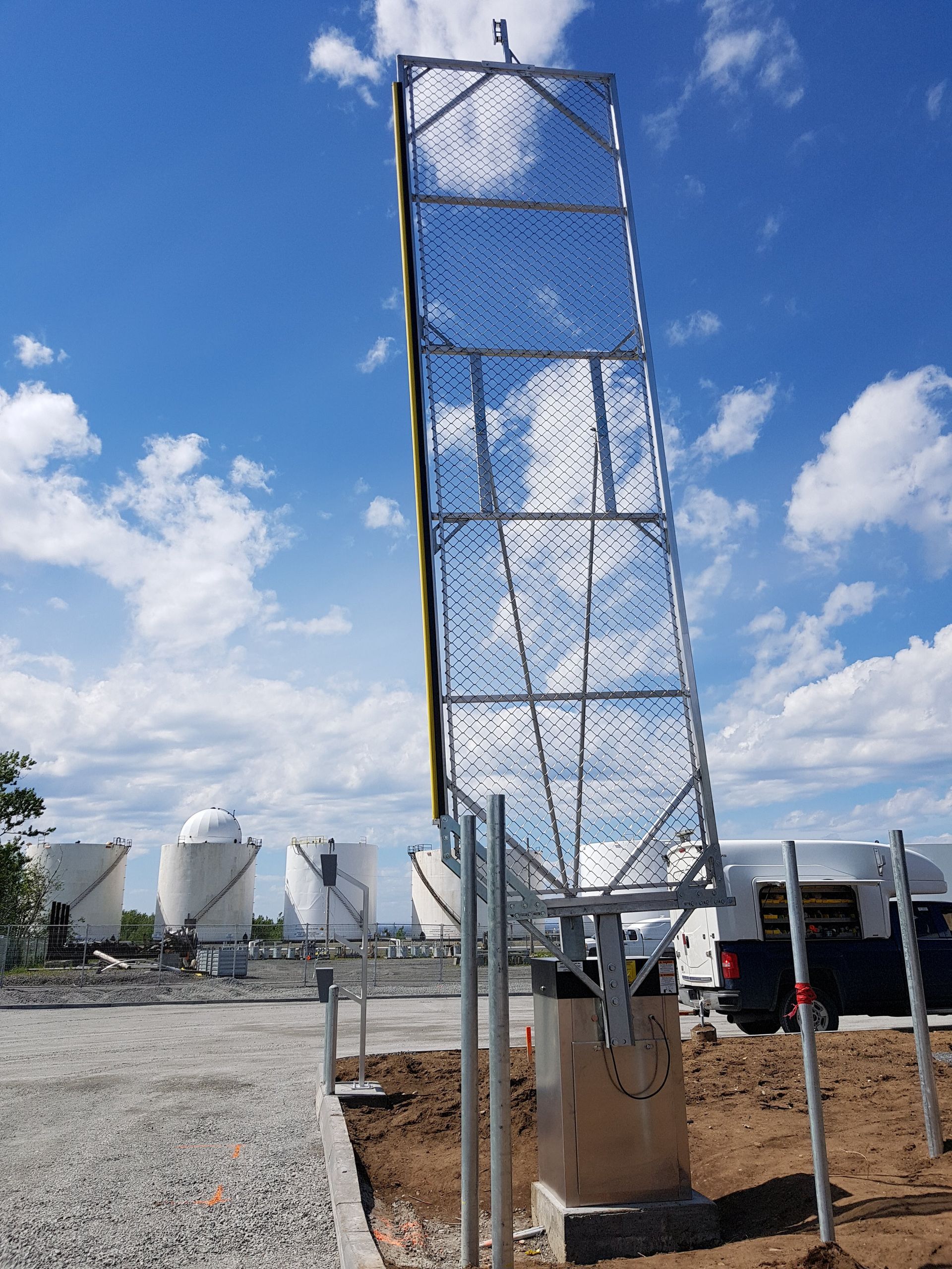 Une grande structure métallique avec un ciel bleu en arrière-plan