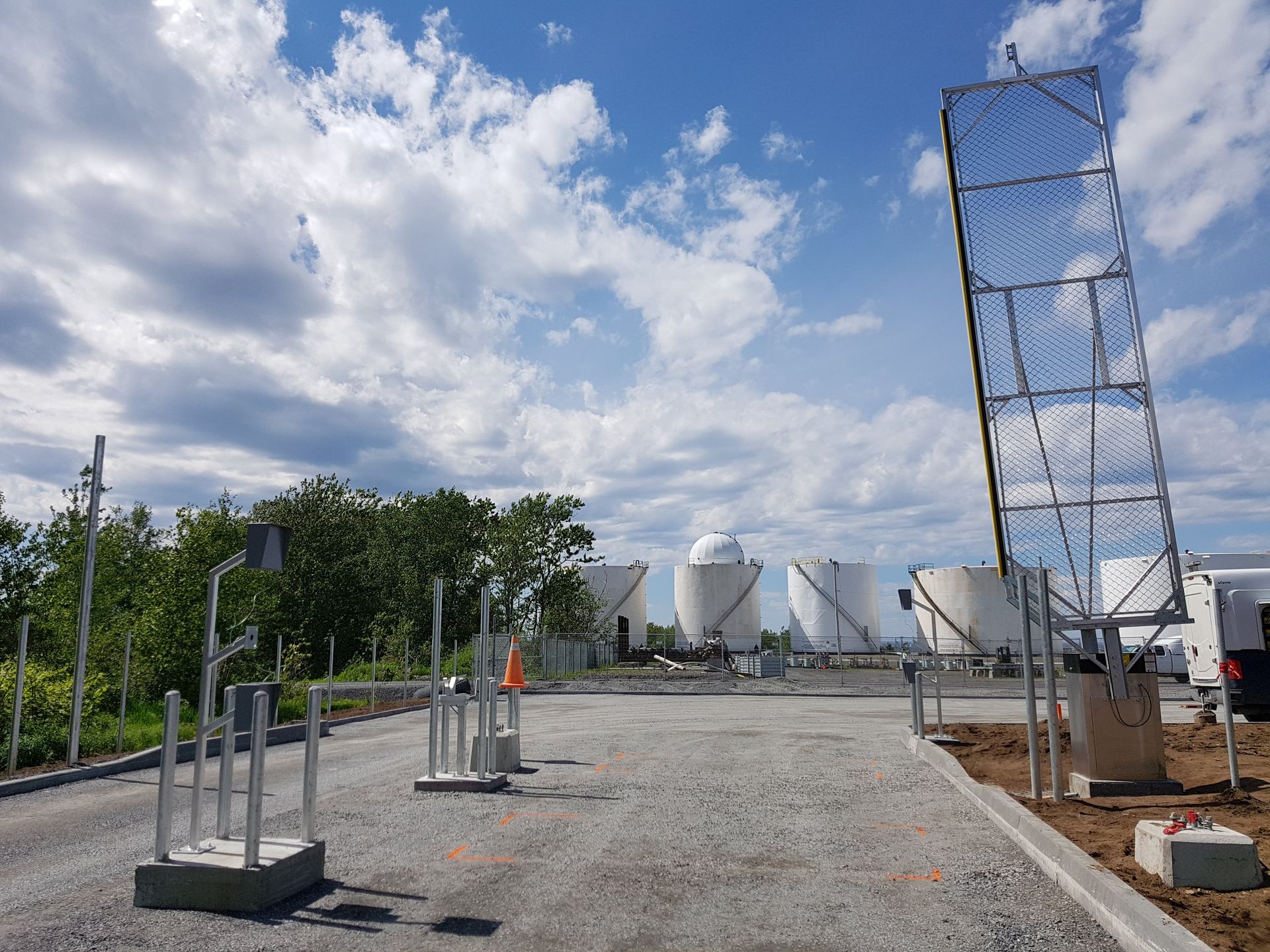 Une grande structure métallique se trouve au milieu d'un chemin de gravier.