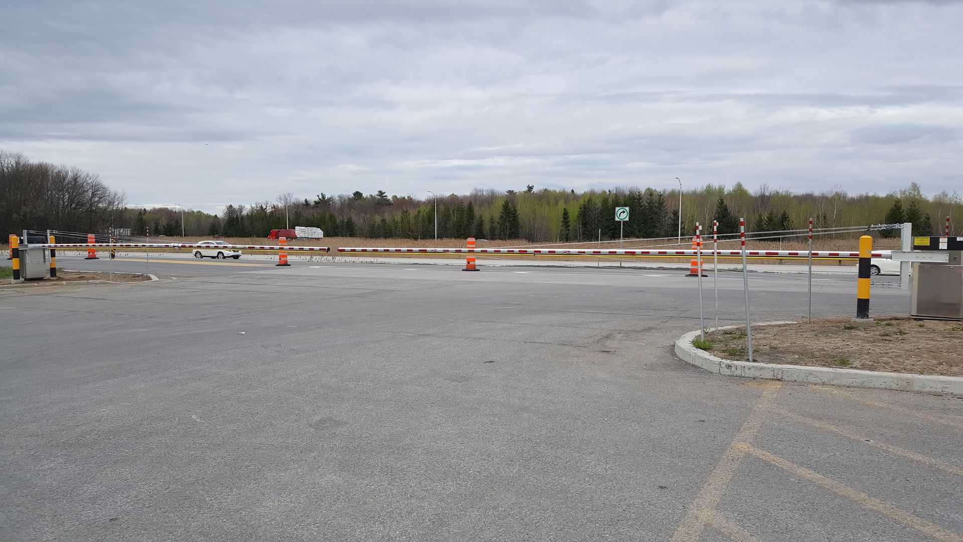 Un parking avec beaucoup de cônes et une clôture.