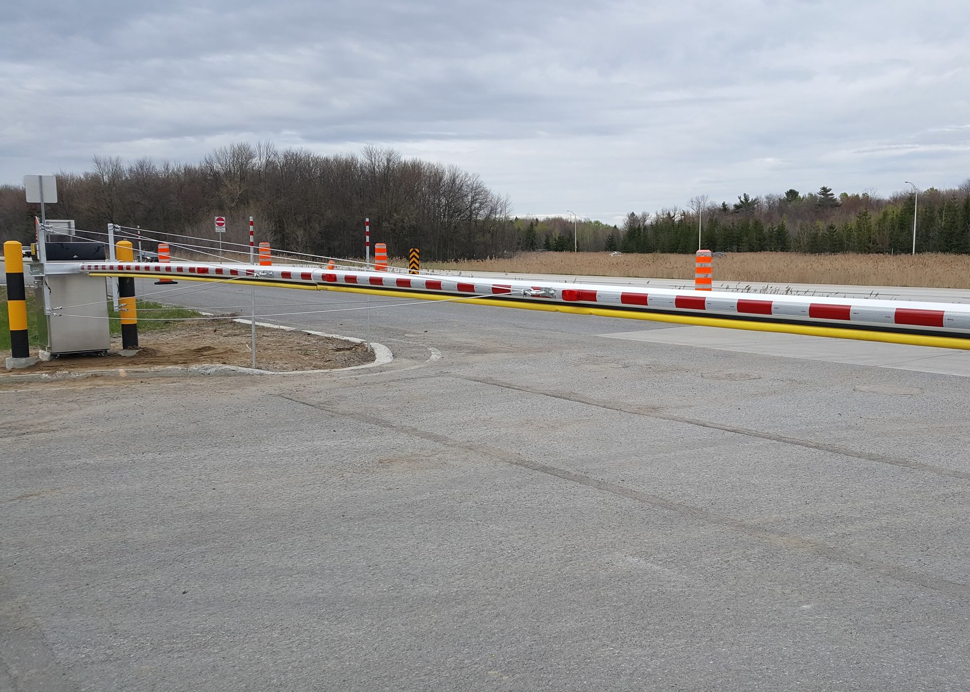 Une route avec beaucoup de barrières
